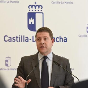 Galería Multimedia13/02/2018PresidenteAlbaceteEl presidente del Ejecutivo autonómico también ha avanzado la voluntad de que el próximo Consejo de Gobierno se celebre en la localidad albaceteña de AlmansaEl presidente García-Page anuncia que el Hospital de Villarrobledo podrá ser utilizado en su conjunto a partir del tercer trimestre del presente añoGarcía-Page ha recordado la paralización de los procesos de privatización para los Hospitales de Villarrobledo y Tomelloso, iniciados en la pasada Legislatura, y ha apuntado que estas dos áreas de atención integrada “están relacionadas entre sí, y tendrán un trato equivalente”.
 
El delegado de la Junta en Albacete, Pedro Antonio Ruiz Santos ha explicado que el anuncio del presidente de Castilla-La Mancha supone la apertura de la planta cerrada en el Hospital de Villarrobledo, y ha recordado que la Gerencia de Atención Integrada de Villarrobledo atiende a una población de más de 61.000 habitantes, repartidos en más de 20 municipios de las provincias de Albacete, Ciudad Real y Cuenca.
Tomelloso, 13 de febrero de 2018.- El presidente de Castilla-La Mancha, Emiliano García-Page ha anunciado hoy que el Hospital de Villarrobledo “podrá ser utilizado en su conjunto tal y como fue diseñado en su construcción”, a partir del tercer trimestre del presente año 2018.
 
Tras la reunión del Consejo de Gobierno, García-Page ha explicado que las áreas de atención sanitaria de Villarrobledo y de Tomelloso, “relacionadas entre sí, tendrán un trato equivalente”, y ha apuntado que en el caso de las listas de espera, “podrá haber pacientes de Villarrobledo que puedan ser atendidos en Tomelloso y al revés, si así fuera necesario”.
 
Con respecto a los Hospitales de Villarrobledo y Tomelloso, el presidente del Gobierno regional también ha recordado la paralización de los procesos de privatización iniciados en la pasada Legislatura.
 
Por su parte, el delegado de la Junta de Comunidades en Albacete, Pedro Antonio Ruiz Santos ha explicado que el presidente de Castilla-La Mancha, Emiliano García-Page ha avanzado de esta forma, la apertura de la planta cerrada en el Hospital de Villarrobledo por el anterior Ejecutivo autonómico, “respondiendo así a una demanda social que existe en esta comarca”.
 
Ruiz Santos ha recordado que la Gerencia de Atención Integrada de Villarrobledo atiende a una población de más de 61.000 habitantes, repartidos en más de 20 municipios de las provincias de Albacete, Ciudad Real y Cuenca.
 
Entre estas localidades se encuentra Munera, El Bonillo, El Ballestero, Ossa de Montiel, Ruidera, Las Pedroñeras, Las Mesas, El Provencio, San Clemente, Casas de Fernando Alonso, Casas de Guijarro, Casas de Haro, Sisante o Pozoamargo, entre otras.
 
Además, el delegado provincial de la Junta también ha resaltado que además de la utilización de esta planta “cerrada” en la pasada Legislatura, el Hospital de Villarrobledo contará con una nueva resonancia magnética.
 Futuro Consejo de Gobierno en Almansa
 
El presidente de Castilla-La Mancha, Emiliano García-Page también ha avanzado hoy la voluntad del Ejecutivo autonómico de que el próximo Consejo de Gobierno, se celebre en la localidad albaceteña de Almansa, y ha mostrado su deseo de que no existan trabas para la celebración de esta reunión del Gobierno regional.
 
Además, García-Page ha destacado la importancia del sector del calzado en este municipio albaceteño, y ha puesto de manifiesto el apoyo del Gobierno de Castilla-La Mancha con este sector económico demostrado en la visita de la consejera de Economía, Empresas y Empleo, Patricia Franco a la Feria del Calzado de Milán.
 

      


      
      
    
    Enlace permanente: https://www.castillalamancha.es/node/265555
    

  
  





  
                
    
    
          

  
  





  
                
    
    
      
        
  
  
      
      
Galer&iacutea Multimedia

  
      
          
  
García-Page durante la rueda de prensa del Consejo de Gobierno celebrado en TomellosoDescargar


    
          

  
  García-Page anuncia la apertura de la planta cerrada en el Hospital de VillarrobledoDescargar