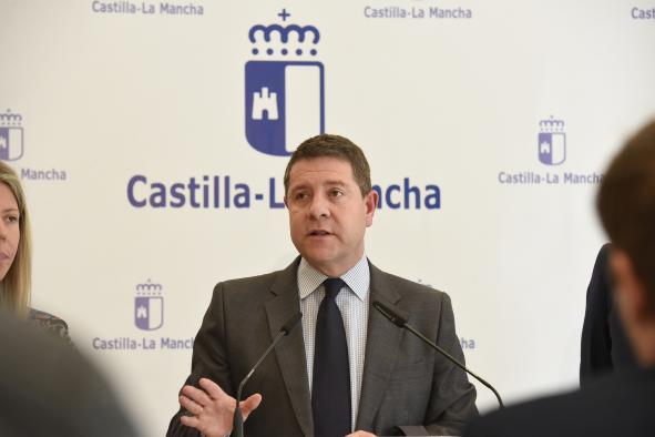 Galería Multimedia13/02/2018PresidenteAlbaceteEl presidente del Ejecutivo autonómico también ha avanzado la voluntad de que el próximo Consejo de Gobierno se celebre en la localidad albaceteña de AlmansaEl presidente García-Page anuncia que el Hospital de Villarrobledo podrá ser utilizado en su conjunto a partir del tercer trimestre del presente añoGarcía-Page ha recordado la paralización de los procesos de privatización para los Hospitales de Villarrobledo y Tomelloso, iniciados en la pasada Legislatura, y ha apuntado que estas dos áreas de atención integrada “están relacionadas entre sí, y tendrán un trato equivalente”.
 
El delegado de la Junta en Albacete, Pedro Antonio Ruiz Santos ha explicado que el anuncio del presidente de Castilla-La Mancha supone la apertura de la planta cerrada en el Hospital de Villarrobledo, y ha recordado que la Gerencia de Atención Integrada de Villarrobledo atiende a una población de más de 61.000 habitantes, repartidos en más de 20 municipios de las provincias de Albacete, Ciudad Real y Cuenca.
Tomelloso, 13 de febrero de 2018.- El presidente de Castilla-La Mancha, Emiliano García-Page ha anunciado hoy que el Hospital de Villarrobledo “podrá ser utilizado en su conjunto tal y como fue diseñado en su construcción”, a partir del tercer trimestre del presente año 2018.
 
Tras la reunión del Consejo de Gobierno, García-Page ha explicado que las áreas de atención sanitaria de Villarrobledo y de Tomelloso, “relacionadas entre sí, tendrán un trato equivalente”, y ha apuntado que en el caso de las listas de espera, “podrá haber pacientes de Villarrobledo que puedan ser atendidos en Tomelloso y al revés, si así fuera necesario”.
 
Con respecto a los Hospitales de Villarrobledo y Tomelloso, el presidente del Gobierno regional también ha recordado la paralización de los procesos de privatización iniciados en la pasada Legislatura.
 
Por su parte, el delegado de la Junta de Comunidades en Albacete, Pedro Antonio Ruiz Santos ha explicado que el presidente de Castilla-La Mancha, Emiliano García-Page ha avanzado de esta forma, la apertura de la planta cerrada en el Hospital de Villarrobledo por el anterior Ejecutivo autonómico, “respondiendo así a una demanda social que existe en esta comarca”.
 
Ruiz Santos ha recordado que la Gerencia de Atención Integrada de Villarrobledo atiende a una población de más de 61.000 habitantes, repartidos en más de 20 municipios de las provincias de Albacete, Ciudad Real y Cuenca.
 
Entre estas localidades se encuentra Munera, El Bonillo, El Ballestero, Ossa de Montiel, Ruidera, Las Pedroñeras, Las Mesas, El Provencio, San Clemente, Casas de Fernando Alonso, Casas de Guijarro, Casas de Haro, Sisante o Pozoamargo, entre otras.
 
Además, el delegado provincial de la Junta también ha resaltado que además de la utilización de esta planta “cerrada” en la pasada Legislatura, el Hospital de Villarrobledo contará con una nueva resonancia magnética.
 Futuro Consejo de Gobierno en Almansa
 
El presidente de Castilla-La Mancha, Emiliano García-Page también ha avanzado hoy la voluntad del Ejecutivo autonómico de que el próximo Consejo de Gobierno, se celebre en la localidad albaceteña de Almansa, y ha mostrado su deseo de que no existan trabas para la celebración de esta reunión del Gobierno regional.
 
Además, García-Page ha destacado la importancia del sector del calzado en este municipio albaceteño, y ha puesto de manifiesto el apoyo del Gobierno de Castilla-La Mancha con este sector económico demostrado en la visita de la consejera de Economía, Empresas y Empleo, Patricia Franco a la Feria del Calzado de Milán.
 

      


      
      
    
    Enlace permanente: https://www.castillalamancha.es/node/265555
    

  
  





  
                
    
    
          

  
  





  
                
    
    
      
        
  
  
      
      
Galer&iacutea Multimedia

  
      
          
  
García-Page durante la rueda de prensa del Consejo de Gobierno celebrado en TomellosoDescargar


    
          

  
  García-Page anuncia la apertura de la planta cerrada en el Hospital de VillarrobledoDescargar
