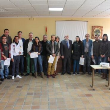 Galería Multimedia06/11/2018Consejería de Economía, Empresas y EmpleoAlbaceteDurante la entrega de certificados de nivel 1 a los 8 alumnos y alumnas del Taller de Empleo “Yeste Restaura”El Gobierno regional invirtió cerca de 1 millón de euros en políticas activas de empleo en Yeste ofreciendo oportunidades para 239 trabajadoresEl delegado de la Junta en Albacete ha remarcado la colaboración establecida por el Ayuntamiento de Yeste presentando 15 proyectos que recibieron 700.000 euros de financiación del Plan Extraordinario por el Empleo y del Programa Garantía +55, para 163 trabajadores, y 286.000 euros a la Formación Dual para 76 alumnos.
 
Pedro Antonio Ruiz Santos ha manifestado la importancia de luchar contra la despoblación en la Sierra del Segura y Alcaraz, “generando estructuras”, y ha trasladado el papel que deben jugar para ofrecer nuevas oportunidades y atraer turismo, “la formación, la generación de riqueza, la perspectiva territorial, y abogar por crear nuevos servicios”.
 
El director provincial de Economía, Empresas y Empleo, Nicolás Merino ha puesto en valor la inversión realizada por su Consejería en Formación profesional por el Empleo en Yeste, con 286.000 euros de presupuesto para 6 cursos y 76 alumnos, y ha reconocido la apuesta realizada por este Consistorio con el centro de formación en “La Alberquilla”.
Yeste, 6 de noviembre de 2018.- El Gobierno regional ha invertido cerca de 1 millón de euros en políticas activas de empleo, durante la legislatura, en el término municipal de Yeste, y en colaboración con su Ayuntamiento, destinando más de 700.000 euros al Plan Extraordinario por el Empleo y al Programa Garantía +55, y 286.000 euros a la Formación Dual.
 
Así lo ha trasladado el delegado de la Junta en Albacete, Pedro Antonio Ruiz Santos, durante la entrega de certificados de nivel 1 a los 8 alumnos y alumnas del Taller de Empleo “Yeste Restaura”, en el salón de Plenos de este Consistorio, resaltando que “el Gobierno del presidente Emiliano García-Page ha realizado una gran apuesta por los planes de empleo”, y ha puesto como ejemplo los 15 proyectos presentados en Yeste para 131 trabajadores con una inversión de más de 586.359 euros; o los 29 trabajadores “a los que se les ha ofrecido una oportunidad de prolongar su vida laboral antes de la jubilación”, gracias al Programa Garantía + 55.
 
Ruiz Santos que ha estado acompañado del director provincial de Economía, Empresas y Empleo, Nicolás Merino; la alcaldesa de Yeste, Cortes Buendía; la directora del Taller de Empleo Inmaculada Rodríguez; y el monitor, José Manuel Leal, ha manifestado la importancia de luchar contra la despoblación en la Sierra del Segura y Alcaraz, “generando estructuras”, y ha trasladado el papel que deben jugar para ofrecer nuevas oportunidades y atraer turismo, “la formación, la generación de riqueza, con perspectiva y defensa de territorio, abogando por crear nuevos servicios”.
 
Durante su intervención, el delegado provincial de la Junta ha felicitado a los alumnos que hoy recogieron su certificado de profesionalidad, y ha reconocido su contribución en recuperar algunos inmuebles e infraestructuras de la zona del incendio forestal del pasado verano, como La Parilla y Las Quebradas, y otros trabajos como elevación de muros, hormigón en varias calles, aseos acondicionados para personas con discapacidad en el Centro Social, e incluso un nuevo parque en el centro histórico.
 Formación por el Empleo
 
El director provincial de Economía, Empresas y Empleo, Nicolás Merino ha puesto en valor la inversión realizada por su Consejería en Formación profesional por el Empleo en Yeste, con 286.000 euros de presupuesto para 6 cursos y 76 alumnos.
 
Merino ha aplaudido la apuesta realizada por el Consistorio como centro de formación a través de las instalaciones de “La Alberquilla”, y con los dos Talleres de Empleo, concedidos en la legislatura, “Yeste Restaura”, con 77.658 euros de presupuesto, y “Aquam Yeste”, de 96.400 euros para 10 alumnos y alumnas, sino con cursos de operaciones básicas de restauración para 12 trabajadores, y para operaciones auxiliares de transporte interno para industrias agroalimentarias para 17 trabajadores.
 
Por último, ha apuntado el esfuerzo de este Ayuntamiento en tareas de albañilería con el último programa mixto de formación y aprendizaje, sino también con otros cursos enfocados a mejorar el sector de la hostelería y el turismo, claves en el desarrollo económico de este término municipal, con su casco histórico, y sus más de cien pedanías.

      


      
      
    
    Enlace permanente: https://www.castillalamancha.es/node/280976
    

  
  





  
                
    
    
          

  
  





  
                
    
    
      
        
  
  
      
      
Galer&iacutea Multimedia

  
      
          
  
Acto de entrega de certificados a los alumnos del Taller "Yeste Restaura"DescargarActo de entrega de certificados a los alumnos del Taller "Yeste Restaura"DescargarActo de entrega de certificados a los alumnos del Taller "Yeste Restaura"Descargar


    
          

  
  Ruiz Santos- Plan Extraordinario YesteDescargar


  
  Ruiz Santos- Lucha contra la despoblaciónDescargar