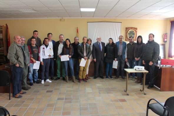 Galería Multimedia06/11/2018Consejería de Economía, Empresas y EmpleoAlbaceteDurante la entrega de certificados de nivel 1 a los 8 alumnos y alumnas del Taller de Empleo “Yeste Restaura”El Gobierno regional invirtió cerca de 1 millón de euros en políticas activas de empleo en Yeste ofreciendo oportunidades para 239 trabajadoresEl delegado de la Junta en Albacete ha remarcado la colaboración establecida por el Ayuntamiento de Yeste presentando 15 proyectos que recibieron 700.000 euros de financiación del Plan Extraordinario por el Empleo y del Programa Garantía +55, para 163 trabajadores, y 286.000 euros a la Formación Dual para 76 alumnos.
 
Pedro Antonio Ruiz Santos ha manifestado la importancia de luchar contra la despoblación en la Sierra del Segura y Alcaraz, “generando estructuras”, y ha trasladado el papel que deben jugar para ofrecer nuevas oportunidades y atraer turismo, “la formación, la generación de riqueza, la perspectiva territorial, y abogar por crear nuevos servicios”.
 
El director provincial de Economía, Empresas y Empleo, Nicolás Merino ha puesto en valor la inversión realizada por su Consejería en Formación profesional por el Empleo en Yeste, con 286.000 euros de presupuesto para 6 cursos y 76 alumnos, y ha reconocido la apuesta realizada por este Consistorio con el centro de formación en “La Alberquilla”.
Yeste, 6 de noviembre de 2018.- El Gobierno regional ha invertido cerca de 1 millón de euros en políticas activas de empleo, durante la legislatura, en el término municipal de Yeste, y en colaboración con su Ayuntamiento, destinando más de 700.000 euros al Plan Extraordinario por el Empleo y al Programa Garantía +55, y 286.000 euros a la Formación Dual.
 
Así lo ha trasladado el delegado de la Junta en Albacete, Pedro Antonio Ruiz Santos, durante la entrega de certificados de nivel 1 a los 8 alumnos y alumnas del Taller de Empleo “Yeste Restaura”, en el salón de Plenos de este Consistorio, resaltando que “el Gobierno del presidente Emiliano García-Page ha realizado una gran apuesta por los planes de empleo”, y ha puesto como ejemplo los 15 proyectos presentados en Yeste para 131 trabajadores con una inversión de más de 586.359 euros; o los 29 trabajadores “a los que se les ha ofrecido una oportunidad de prolongar su vida laboral antes de la jubilación”, gracias al Programa Garantía + 55.
 
Ruiz Santos que ha estado acompañado del director provincial de Economía, Empresas y Empleo, Nicolás Merino; la alcaldesa de Yeste, Cortes Buendía; la directora del Taller de Empleo Inmaculada Rodríguez; y el monitor, José Manuel Leal, ha manifestado la importancia de luchar contra la despoblación en la Sierra del Segura y Alcaraz, “generando estructuras”, y ha trasladado el papel que deben jugar para ofrecer nuevas oportunidades y atraer turismo, “la formación, la generación de riqueza, con perspectiva y defensa de territorio, abogando por crear nuevos servicios”.
 
Durante su intervención, el delegado provincial de la Junta ha felicitado a los alumnos que hoy recogieron su certificado de profesionalidad, y ha reconocido su contribución en recuperar algunos inmuebles e infraestructuras de la zona del incendio forestal del pasado verano, como La Parilla y Las Quebradas, y otros trabajos como elevación de muros, hormigón en varias calles, aseos acondicionados para personas con discapacidad en el Centro Social, e incluso un nuevo parque en el centro histórico.
 Formación por el Empleo
 
El director provincial de Economía, Empresas y Empleo, Nicolás Merino ha puesto en valor la inversión realizada por su Consejería en Formación profesional por el Empleo en Yeste, con 286.000 euros de presupuesto para 6 cursos y 76 alumnos.
 
Merino ha aplaudido la apuesta realizada por el Consistorio como centro de formación a través de las instalaciones de “La Alberquilla”, y con los dos Talleres de Empleo, concedidos en la legislatura, “Yeste Restaura”, con 77.658 euros de presupuesto, y “Aquam Yeste”, de 96.400 euros para 10 alumnos y alumnas, sino con cursos de operaciones básicas de restauración para 12 trabajadores, y para operaciones auxiliares de transporte interno para industrias agroalimentarias para 17 trabajadores.
 
Por último, ha apuntado el esfuerzo de este Ayuntamiento en tareas de albañilería con el último programa mixto de formación y aprendizaje, sino también con otros cursos enfocados a mejorar el sector de la hostelería y el turismo, claves en el desarrollo económico de este término municipal, con su casco histórico, y sus más de cien pedanías.

      


      
      
    
    Enlace permanente: https://www.castillalamancha.es/node/280976
    

  
  





  
                
    
    
          

  
  





  
                
    
    
      
        
  
  
      
      
Galer&iacutea Multimedia

  
      
          
  
Acto de entrega de certificados a los alumnos del Taller "Yeste Restaura"DescargarActo de entrega de certificados a los alumnos del Taller "Yeste Restaura"DescargarActo de entrega de certificados a los alumnos del Taller "Yeste Restaura"Descargar


    
          

  
  Ruiz Santos- Plan Extraordinario YesteDescargar


  
  Ruiz Santos- Lucha contra la despoblaciónDescargar