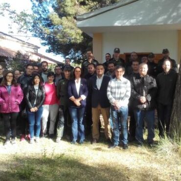 Galería Multimedia21/04/2017Consejería de Agricultura, Ganadería y Desarrollo RuralAlbaceteDurante la clausura del curso de formación “Alerta Tendidos” El Gobierno regional reafirma su compromiso en la preservación de especies amenazadas y en depurar responsabilidades ante electrocuciones de avesEntre el periodo 2009-2016 se han registrado más de 1.244 casos de electrocuciones de animales en las líneas eléctricas, de los que 1.116 eran aves rapaces, siendo las especies más frecuentes afectadas; el ratonero común, el búho real, el cernícalo vulgar, el milano negro y el águila culebrera.
 
El director provincial de Agricultura, Medio Ambiente y Desarrollo Rural, Manuel Miranda ha valorado la importancia del Plan de Conservación del Medio Natural con el que cuenta Castilla-La Mancha; el “interés prioritario”  del Ejecutivo autonómico de proteger especies en peligro de extinción; y ha valorado el papel que desempeña el Centro de Recuperación de la Fauna Salvaje de Albacete.
 
Albacete, 21 de abril de 2017.- El Centro de Recuperación de la Fauna Salvaje de Albacete, dependiente de la Junta de Comunidades de Castilla-La Mancha, ha registrado entre el periodo 2009-2016, más de 1.244 casos de electrocuciones de animales en las líneas eléctricas, de los que 1.116 eran aves rapaces, siendo las especies más frecuentes afectadas; el ratonero común, el búho real, el cernícalo vulgar, el milano negro y el águila culebrera.
 
Estos datos sobre “afectación” de las líneas eléctricas en la fauna han sido ofrecidos por el director provincial de Agricultura, Medio Ambiente y Desarrollo Rural, Manuel Miranda durante la clausura del curso “Alerta Tendidos”, realizado en el Centro de Formación, e incluido en la programación que esta Consejería realizará a lo largo de 2017 con 147 acciones formativas (78 cursos de formación y 69 talleres de trabajo), en Albacete.
 
Miranda ha subrayado que “la conservación de las especies amenazadas son una prioridad del Gobierno regional”, poniendo como ejemplo el propio Centro de Recuperación de Aves y de la Fauna Silvestre, dotado con personal veterinario y auxiliar, con el objetivo de poder devolver al medio natural, “animales rehabilitados y que sufrieron algún tipo de daño”.
 
Además, el representante de la Consejería de Agricultura, Medio Ambiente y Desarrollo Rural ha explicado a los alumnos que “cuando se produce una electrocución de fauna protegida, estamos obligados legalmente a iniciar el procedimiento de depuración de responsabilidades e incoar expediente sancionadores”.
 
Durante su intervención, Miranda también ha resaltado que Castilla-La Mancha cuenta actualmente con 230 especies contempladas en el Plan de Conservación del Medio Natural, un documento que alerta sobre algunas especies en peligro de extinción, y “el interés prioritario por preservar el águila imperial o la cigüeña negra”, ha aseverado.
 
Además, ha recordado que en España existe un marco jurídico para la protección de aves ante los tendidos eléctricos, gracias al Real Decreto 1432/2008 con la obligatoriedad de establecer medidas de protección para la avifauna, determinadas por zonas de especial sensibilidad, zonas ZEPA, y diferentes ámbitos de aplicación de los planes de recuperación y conservación de las Comunidades Autónomas.
 
En este curso sobre tendidos eléctricos y su afectación en las aves, también se ha abordado el levantamiento de cadáveres y la cadena de custodia, las diferentes actuaciones periciales, un taller sobre identificación de restos óseos y plumas, aspectos jurídicos sobre la red eléctrica y la incidencia de las torretas en la avifauna, responsabilidad medioambiental, catálogo de especies protegidas, y sobre sanciones.
 
Entre los ponentes han asistido al curso, la directora de la Fundación “Amigos del Águila Imperial, Lince Ibérico, y Espacios Naturales", Soledad Andrada; el abogado de WWF ADENA, Pablo Ayerza; el biólogo de la sección de Espacios Naturales de la provincia, José Antonio López, y el fiscal de Medio Ambiente de la provincia de Teruel, Jorge Moradel, además de técnicos y veterinarios de la Dirección provincial de Agricultura, y del Centro de Recuperación de la Fauna Silvestre de Albacete.

      


      
      
    
    Enlace permanente: https://www.castillalamancha.es/node/248553
    

  
  





  
                
    
    
          

  
  





  
                
    
    
      
        
  
  
      
      
Galer&iacutea Multimedia

  
      
          
  
Clausura del curso sobre la afectación de tendidos eléctricos en la avifauniaDescargar