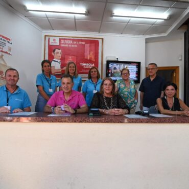 El alcalde,Manuel Serrano, acompañado de las concejalas de Participación y de I...