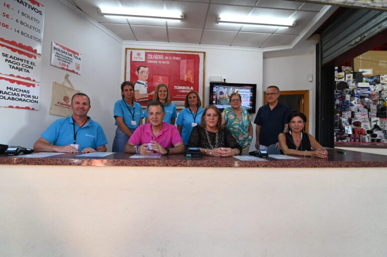 El alcalde,Manuel Serrano, acompañado de las concejalas de Participación y de I...