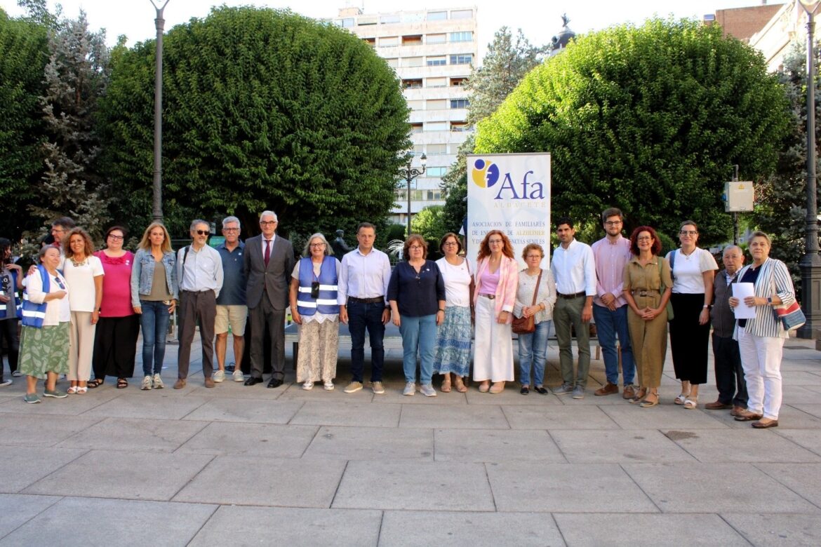 Con motivo del Día Mundial del Alzheimer, el alcalde de Albacete, Manuel Serran...