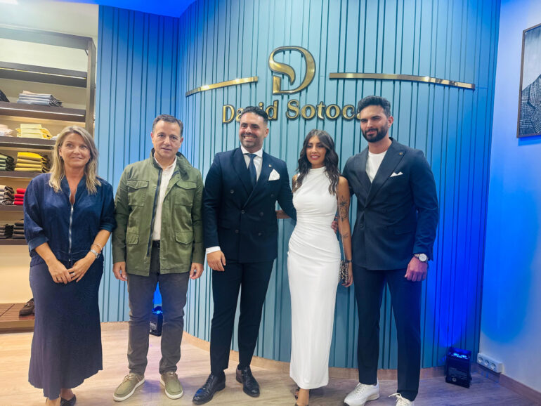 Tradición y futuro en el comercio albaceteño
El alcalde de Albacete, Manuel Ser...