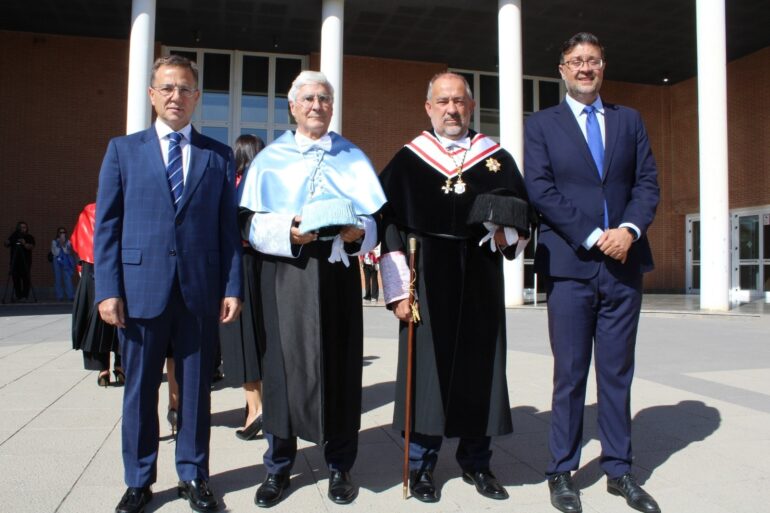 El alcalde de Albacete, Manuel Serrano, ha participado en el solemne acto de ap...