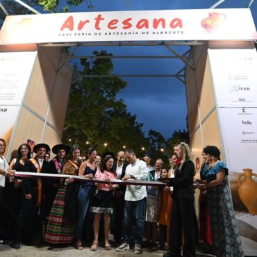 El alcalde, @manuel_serrano_lopez traslada al sector artesano el apoyo decidido ...