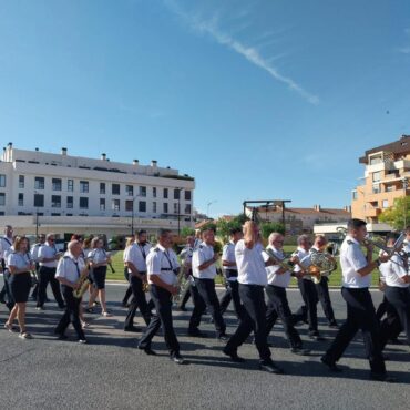 Calero acompaña el pasacalles en el Barrio Medicina 
 • El concejal de Proximida...