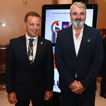 El escultor Santi Flores ha pregonado con emoción, humildad y cercanía la Feria...