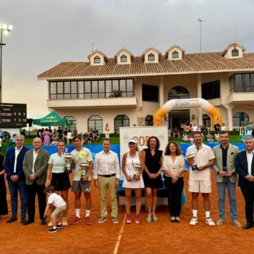 El alcalde Manuel Serrano asistió al Club de Tenis Albacete para felicitar a Da...