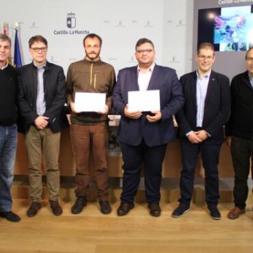 Galería Multimedia14/12/2017Consejería de Hacienda, Administraciones Públicas y Transformación DigitalAlbaceteDurante la inauguración de la exposición del III Certamen de Fotografía “Eusebio García Flores” que organiza la Asociación Unificada de Guardias Civiles (AUGC), y que acoge la Casa PeronaEl Gobierno regional reconoce la labor de la Guardia Civil en labores humanitarias, conflictos internacionales, situaciones de emergencias, y catástrofes naturalesEl director provincial de Hacienda y Administraciones Públicas ha resaltado la colaboración de la Guardia Civil en las labores asignadas tras la activación de los Planes de Emergencias Territoriales de Castilla-La Mancha (PLATECAM), y en situaciones “extraordinarias” como los temporales de Almansa, el incendio forestal de la Sierra del Segura del pasado verano, en el seísmo registrado en Caudete, o en el simulacro organizado por la Dirección General de Protección Ciudadana en Riópar.
 
Enrique Sánchez ha puesto en valor la trayectoria de los dos fotógrafos premiados en este nuevo Certamen Nacional como son; Javier Urbón, con 25 premios en concursos de fotografía, el prestigioso “IV Eurostars Madrid Tower”, y especialista en reflejar el sector aeronáutico militar,  y de Jesús Blasco de Avellaneda, referente del periodismo en defensa de los derechos fundamentales, la libertad de expresión, la objetividad y la veracidad, y que aborda en sus instantáneas los problemas de la inmigración en la frontera sur de Melilla.  
Albacete, 14 de diciembre de 2017.- El Gobierno regional ha reconocido la labor que desarrollan las Fuerzas y Cuerpos de Seguridad del Estado, y especialmente la Guardia Civil, y su contribución en las diferentes labores asignadas tras la activación de los Planes de Emergencias Territoriales de Castilla-La Mancha (PLATECAM), y su papel velando por la seguridad ciudadana, ejerciendo de intermediario en la resolución de conflictos internacionales, por sus actuaciones en situaciones “extraordinarias” de urgencias y emergencias, y en protocolos de coordinación realizados en los temporales de Almansa, en el incendio forestal de la Sierra del Segura del pasado verano, en el seísmo registrado en Caudete, o en el simulacro de Riópar.
 
Así lo ha puesto de manifiesto el director provincial de Hacienda y Administraciones Públicas, Enrique Sánchez, durante la presentación de la exposición que acoge desde hoy la Casa Perona, enmarcada en el III Certamen “Eusebio García Flores” y que cada año sirve de homenaje al agente de la Guardia Civil de Tráfico, de 41 años, natural de Albacete, fallecido en la Vuelta Ciclista a España de 2014, en el Puerto de la Cobertoria.
 
La Junta de Comunidades se ha unido junto a la Diputación provincial, la Asociación Unificada de Guardias Civiles (AUGC), y el diario La Tribuna de Albacete homenajeando la memoria de este agente albaceteño, y contribuir a la organización de una nueva edición de este Certamen Fotográfico, de carácter nacional que “acerca a la sociedad la labor humanitaria que realiza la Guardia Civil desde una perspectiva social y solidaria”, ha asegurado el director provincial de Administraciones Públicas de Albacete.
 
Enrique Sánchez ha invitado a toda la sociedad albacetense a conocer las más de 50 fotografías que se exponen en la Casa Perona sobre el trabajo que desarrolla la Guardia Civil, el resto de las Fuerzas y Cuerpos de Seguridad del Estado, y las Fuerzas Armadas recibidas desde todos los rincones de nuestro país.
 Dos fotoperiodistas de prestigio internacional galardonados 
 
El representante de la Administración autonómica también ha valorado la trayectoria de los dos fotógrafos premiados en este nuevo Certamen, como son;  Javier Urbón, con 25 premios en concursos de fotografía y varias menciones de honor internacionales, además del prestigioso IV Eurostars Madrid Tower, y de Jesús Blasco de Avellaneda, fotoperiodista y  referente del periodismo social, humano y comprometido a nivel internacional que ha destacado por su trabajo en defensa de los derechos fundamentales, la libertad de expresión, la objetividad y la veracidad, principalmente desde la frontera sur de Europa.
 
Jesús además ha expuesto sus fotografías y vídeos en los cinco continentes y ha publicado en medios como The New York Times, The Guardian, The Boston Globe, CNN, BBC, EuroNews o Al Jazeera.
 
Tanto la fotografía “El mejor amigo del hombre” con la perra Bratislava, y el cabo Daniel García, realizan prácticas en la Unidad Militar de Emergencias (UME), de Javier Urbón, como la instantánea en esa valla del sur de Melilla de Jesús Blasco de Avellaneda, “son ejemplos de un fotoperiodismo que acerca la labor de la Guardia Civil a nuestra sociedad, y que reflejan su papel velando por nuestra seguridad o intermediando en conflictos de carácter internacional”, ha argumentado Sánchez.
 
El representante de la Consejería de Administraciones Públicas y Hacienda estuvo acompañado de la diputada provincial de Medio Ambiente, María José Vázquez, del secretario general de la Asociación Unificada de Guardias Civiles (AUGC) en Albacete, José Agustín Clemente, y los dos fotoperiodistas galardonados, Javier Urbón y Jesús Blasco de Avellaneda, han ofrecido dos masterclass en la Delegación de la Junta sobre la fotografía del sector aeronáutico militar, el y el conflicto de la inmigración entre África y Europa, respectivamente.
 
El acto concluyó con un homenaje de la AUGC a la familia de Eusebio García Flores en presencia de los directores provinciales de Economía, Empresas y Empleo, Nicolás Merino; el director provincial de Fomento, César López Ballestero, y la directora provincial del Instituto de la Mujer, Mercedes Márquez, además de representantes de la AUGC, partidos políticos y otros colectivos de la ciudad de Albacete. 

      


      
      
    
    Enlace permanente: https://www.castillalamancha.es/node/262285
    

  
  





  
                
    
    
          

  
  





  
                
    
    
      
        
  
  
      
      
Galer&iacutea Multimedia

  
      
          
  
Presentación Premios y Exposición Eusebio García FloresDescargarPresentación Premios y Exposición Eusebio García FloresDescargarPresentación Premios y Exposición Eusebio García FloresDescargar


    
          

  
  Enrique Sánchez- III Certamen Fotográfico Eusebio García FloresDescargar