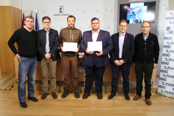 Galería Multimedia14/12/2017Consejería de Hacienda, Administraciones Públicas y Transformación DigitalAlbaceteDurante la inauguración de la exposición del III Certamen de Fotografía “Eusebio García Flores” que organiza la Asociación Unificada de Guardias Civiles (AUGC), y que acoge la Casa PeronaEl Gobierno regional reconoce la labor de la Guardia Civil en labores humanitarias, conflictos internacionales, situaciones de emergencias, y catástrofes naturalesEl director provincial de Hacienda y Administraciones Públicas ha resaltado la colaboración de la Guardia Civil en las labores asignadas tras la activación de los Planes de Emergencias Territoriales de Castilla-La Mancha (PLATECAM), y en situaciones “extraordinarias” como los temporales de Almansa, el incendio forestal de la Sierra del Segura del pasado verano, en el seísmo registrado en Caudete, o en el simulacro organizado por la Dirección General de Protección Ciudadana en Riópar.
 
Enrique Sánchez ha puesto en valor la trayectoria de los dos fotógrafos premiados en este nuevo Certamen Nacional como son; Javier Urbón, con 25 premios en concursos de fotografía, el prestigioso “IV Eurostars Madrid Tower”, y especialista en reflejar el sector aeronáutico militar,  y de Jesús Blasco de Avellaneda, referente del periodismo en defensa de los derechos fundamentales, la libertad de expresión, la objetividad y la veracidad, y que aborda en sus instantáneas los problemas de la inmigración en la frontera sur de Melilla.  
Albacete, 14 de diciembre de 2017.- El Gobierno regional ha reconocido la labor que desarrollan las Fuerzas y Cuerpos de Seguridad del Estado, y especialmente la Guardia Civil, y su contribución en las diferentes labores asignadas tras la activación de los Planes de Emergencias Territoriales de Castilla-La Mancha (PLATECAM), y su papel velando por la seguridad ciudadana, ejerciendo de intermediario en la resolución de conflictos internacionales, por sus actuaciones en situaciones “extraordinarias” de urgencias y emergencias, y en protocolos de coordinación realizados en los temporales de Almansa, en el incendio forestal de la Sierra del Segura del pasado verano, en el seísmo registrado en Caudete, o en el simulacro de Riópar.
 
Así lo ha puesto de manifiesto el director provincial de Hacienda y Administraciones Públicas, Enrique Sánchez, durante la presentación de la exposición que acoge desde hoy la Casa Perona, enmarcada en el III Certamen “Eusebio García Flores” y que cada año sirve de homenaje al agente de la Guardia Civil de Tráfico, de 41 años, natural de Albacete, fallecido en la Vuelta Ciclista a España de 2014, en el Puerto de la Cobertoria.
 
La Junta de Comunidades se ha unido junto a la Diputación provincial, la Asociación Unificada de Guardias Civiles (AUGC), y el diario La Tribuna de Albacete homenajeando la memoria de este agente albaceteño, y contribuir a la organización de una nueva edición de este Certamen Fotográfico, de carácter nacional que “acerca a la sociedad la labor humanitaria que realiza la Guardia Civil desde una perspectiva social y solidaria”, ha asegurado el director provincial de Administraciones Públicas de Albacete.
 
Enrique Sánchez ha invitado a toda la sociedad albacetense a conocer las más de 50 fotografías que se exponen en la Casa Perona sobre el trabajo que desarrolla la Guardia Civil, el resto de las Fuerzas y Cuerpos de Seguridad del Estado, y las Fuerzas Armadas recibidas desde todos los rincones de nuestro país.
 Dos fotoperiodistas de prestigio internacional galardonados 
 
El representante de la Administración autonómica también ha valorado la trayectoria de los dos fotógrafos premiados en este nuevo Certamen, como son;  Javier Urbón, con 25 premios en concursos de fotografía y varias menciones de honor internacionales, además del prestigioso IV Eurostars Madrid Tower, y de Jesús Blasco de Avellaneda, fotoperiodista y  referente del periodismo social, humano y comprometido a nivel internacional que ha destacado por su trabajo en defensa de los derechos fundamentales, la libertad de expresión, la objetividad y la veracidad, principalmente desde la frontera sur de Europa.
 
Jesús además ha expuesto sus fotografías y vídeos en los cinco continentes y ha publicado en medios como The New York Times, The Guardian, The Boston Globe, CNN, BBC, EuroNews o Al Jazeera.
 
Tanto la fotografía “El mejor amigo del hombre” con la perra Bratislava, y el cabo Daniel García, realizan prácticas en la Unidad Militar de Emergencias (UME), de Javier Urbón, como la instantánea en esa valla del sur de Melilla de Jesús Blasco de Avellaneda, “son ejemplos de un fotoperiodismo que acerca la labor de la Guardia Civil a nuestra sociedad, y que reflejan su papel velando por nuestra seguridad o intermediando en conflictos de carácter internacional”, ha argumentado Sánchez.
 
El representante de la Consejería de Administraciones Públicas y Hacienda estuvo acompañado de la diputada provincial de Medio Ambiente, María José Vázquez, del secretario general de la Asociación Unificada de Guardias Civiles (AUGC) en Albacete, José Agustín Clemente, y los dos fotoperiodistas galardonados, Javier Urbón y Jesús Blasco de Avellaneda, han ofrecido dos masterclass en la Delegación de la Junta sobre la fotografía del sector aeronáutico militar, el y el conflicto de la inmigración entre África y Europa, respectivamente.
 
El acto concluyó con un homenaje de la AUGC a la familia de Eusebio García Flores en presencia de los directores provinciales de Economía, Empresas y Empleo, Nicolás Merino; el director provincial de Fomento, César López Ballestero, y la directora provincial del Instituto de la Mujer, Mercedes Márquez, además de representantes de la AUGC, partidos políticos y otros colectivos de la ciudad de Albacete. 

      


      
      
    
    Enlace permanente: https://www.castillalamancha.es/node/262285
    

  
  





  
                
    
    
          

  
  





  
                
    
    
      
        
  
  
      
      
Galer&iacutea Multimedia

  
      
          
  
Presentación Premios y Exposición Eusebio García FloresDescargarPresentación Premios y Exposición Eusebio García FloresDescargarPresentación Premios y Exposición Eusebio García FloresDescargar


    
          

  
  Enrique Sánchez- III Certamen Fotográfico Eusebio García FloresDescargar