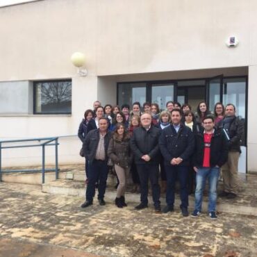 Galería Multimedia01/12/2016Consejería de Bienestar SocialAlbaceteLos Ayuntamientos de Lezuza y El Ballestero han contado con cursos de formación en atención sociosanitaria con compromiso de contratación para estos futuros recursos socialesEl Gobierno regional ha reiterado que las minirresidencias rurales de las Sierras de Alcaraz y del Segura están construidas y equipadas al 75%El delegado de la Junta en Albacete ha detallado hoy que en el caso de las residencias de Lezuza, El Ballestero y Vianos, el pliego de licitación tiene fecha del 20 abril del 2011, presentándose entonces 11 empresas, y ha acusado al Gobierno de Cospedal, y al  ex consejero de Sanidad y Asunto Sociales, José Ignacio Echániz de renunciar a estos proyectos alegando “motivos económicos”.
Ruiz Santos visitó hoy la residencia de Lezuza, ubicada en una parcela de más de 7.000 metros cuadrados, con más de 970 metros cuadrados construidos en una sola planta, con capacidad para 20 plazas residenciales y un Servicio de Estancias Diurnas de 10 plazas, que generará en torno a 12 puesto de trabajo, y cuya apertura se realizará en el segundo semestre del próximo año 2017.
Albacete, 1 de diciembre de 2016.- El Gobierno regional ha insistido hoy en recordar que las 4 minirresidencias rurales de las Sierras de Alcaraz y del Segura comprometidas para su puesta en marcha entre los ejercicios presupuestarios del 2017 y 2018 por el presidente de Castilla-La Mancha, Emiliano García-Page están ya construidas, equipadas en un 75 por ciento, y que en el caso de Lezuza, El Ballestero y Vianos, el pliego de licitación tiene fecha del 20 abril del 2011, presentándose entonces 11 empresas.
 
En este sentido, el Gobierno actual de Castilla-La Mancha ha explicado que fue el Ejecutivo de María Dolores de Cospedal el que renunció a través del consejero de Sanidad y Asuntos Sociales, José Ignacio Echániz, a materializar ningún contrato, alegando el 17 de febrero de 2012, “motivos económicos”.
 
Así lo ha detallado hoy el delegado de la Junta de Comunidades en Albacete, Pedro Antonio Ruiz Santos durante la visita que ha realizado a la residencia de Lezuza, un recurso ubicado en una parcela de más de 7.000 metros cuadrados en este término municipal, con una capacidad para 20 plazas residenciales y un Servicio de Estancias Diurnas de 10 plazas.
 
Ruiz Santos que estuvo acompañado por el alcalde del Ayuntamiento de Lezuza, Alfonso Avendaño ha podido comprobar los más de 970 metros cuadrados construidos, estimando que este recurso dirigido a personas mayores creará en torno a 12 puestos de trabajo. “Estos centros se encontraban en proceso de apertura en el primer semestre de 2011, con licitaciones convocadas, pero fueron frustradas por el Gobierno de Cospedal”, ha aseverado el delegado de la Junta, que además ha insistido en reiterar que estas residencias “suponen un gran impulso económico para estas comarcas rurales, con un modelo de gestión sostenible, abiertos para compartir servicios, y sirven de revitalización tanto para la Sierra de Alcaraz, como la del Segura”.
 
Además, el delegado provincial de la Administración autonómica también ha apuntado que las 3 residencias de las Sierras de Alcaraz fueron construidas por valor de más de 3,9 millones de euros.
 Cursos de Atención Sociosanitaria con compromiso de contratación
 
En la visita a las instalaciones de la residencia de Lezuza, que se encuentra equipada para su futura apertura, el delegado de la Junta en la provincia de Albacete también ha subrayado que el Ayuntamiento de esta localidad y el de El Ballestero han contado con cursos de Modalidad II, de la Consejería de Economía, Empresas y Empleo, con compromiso de contratación.
 
Pedro Antonio Ruiz Santos ha descrito que estos cursos de formación para el empleo, están especializados precisamente en Atención Sociosanitaria para Personas Dependientes en Instituciones Públicas o Privadas, dirigidas a 15 alumnos, con 490 horas de clase teórica y práctica, cuya subvención ascendía a 39.075 euros, para adquirir un Certificado de Profesionalidad 2.
 
“Estos cursos se han desarrollado precisamente en estas localidades para ir formando a trabajadores de las residencias, con la obligatoriedad de contratar al menos al 60 por ciento de los asistentes, es decir, a 9 personas como mínimo”, ha afirmado.

      


      
      
    
    Enlace permanente: https://www.castillalamancha.es/node/241255
    

  
  





  
                
    
    
          

  
  





  
                
    
    
      
        
  
  
      
      
Galer&iacutea Multimedia

  
      
          
  
El Gobierno regional ha reiterado que las minirresidencias rurales de las Sierras de Alcaraz y del Segura están construidas y equipadas al 75%DescargarEl Gobierno regional ha reiterado que las minirresidencias rurales de las Sierras de Alcaraz y del Segura están construidas y equipadas al 75%DescargarEl Gobierno regional ha reiterado que las minirresidencias rurales de las Sierras de Alcaraz y del Segura están construidas y equipadas al 75%Descargar