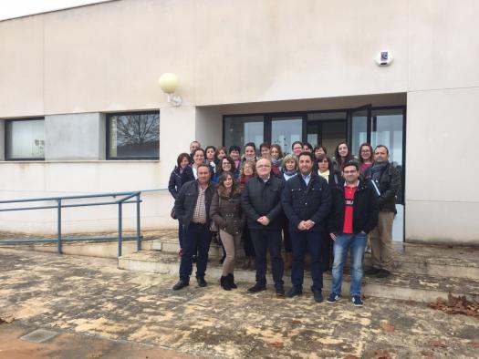 Galería Multimedia01/12/2016Consejería de Bienestar SocialAlbaceteLos Ayuntamientos de Lezuza y El Ballestero han contado con cursos de formación en atención sociosanitaria con compromiso de contratación para estos futuros recursos socialesEl Gobierno regional ha reiterado que las minirresidencias rurales de las Sierras de Alcaraz y del Segura están construidas y equipadas al 75%El delegado de la Junta en Albacete ha detallado hoy que en el caso de las residencias de Lezuza, El Ballestero y Vianos, el pliego de licitación tiene fecha del 20 abril del 2011, presentándose entonces 11 empresas, y ha acusado al Gobierno de Cospedal, y al  ex consejero de Sanidad y Asunto Sociales, José Ignacio Echániz de renunciar a estos proyectos alegando “motivos económicos”.
Ruiz Santos visitó hoy la residencia de Lezuza, ubicada en una parcela de más de 7.000 metros cuadrados, con más de 970 metros cuadrados construidos en una sola planta, con capacidad para 20 plazas residenciales y un Servicio de Estancias Diurnas de 10 plazas, que generará en torno a 12 puesto de trabajo, y cuya apertura se realizará en el segundo semestre del próximo año 2017.
Albacete, 1 de diciembre de 2016.- El Gobierno regional ha insistido hoy en recordar que las 4 minirresidencias rurales de las Sierras de Alcaraz y del Segura comprometidas para su puesta en marcha entre los ejercicios presupuestarios del 2017 y 2018 por el presidente de Castilla-La Mancha, Emiliano García-Page están ya construidas, equipadas en un 75 por ciento, y que en el caso de Lezuza, El Ballestero y Vianos, el pliego de licitación tiene fecha del 20 abril del 2011, presentándose entonces 11 empresas.
 
En este sentido, el Gobierno actual de Castilla-La Mancha ha explicado que fue el Ejecutivo de María Dolores de Cospedal el que renunció a través del consejero de Sanidad y Asuntos Sociales, José Ignacio Echániz, a materializar ningún contrato, alegando el 17 de febrero de 2012, “motivos económicos”.
 
Así lo ha detallado hoy el delegado de la Junta de Comunidades en Albacete, Pedro Antonio Ruiz Santos durante la visita que ha realizado a la residencia de Lezuza, un recurso ubicado en una parcela de más de 7.000 metros cuadrados en este término municipal, con una capacidad para 20 plazas residenciales y un Servicio de Estancias Diurnas de 10 plazas.
 
Ruiz Santos que estuvo acompañado por el alcalde del Ayuntamiento de Lezuza, Alfonso Avendaño ha podido comprobar los más de 970 metros cuadrados construidos, estimando que este recurso dirigido a personas mayores creará en torno a 12 puestos de trabajo. “Estos centros se encontraban en proceso de apertura en el primer semestre de 2011, con licitaciones convocadas, pero fueron frustradas por el Gobierno de Cospedal”, ha aseverado el delegado de la Junta, que además ha insistido en reiterar que estas residencias “suponen un gran impulso económico para estas comarcas rurales, con un modelo de gestión sostenible, abiertos para compartir servicios, y sirven de revitalización tanto para la Sierra de Alcaraz, como la del Segura”.
 
Además, el delegado provincial de la Administración autonómica también ha apuntado que las 3 residencias de las Sierras de Alcaraz fueron construidas por valor de más de 3,9 millones de euros.
 Cursos de Atención Sociosanitaria con compromiso de contratación
 
En la visita a las instalaciones de la residencia de Lezuza, que se encuentra equipada para su futura apertura, el delegado de la Junta en la provincia de Albacete también ha subrayado que el Ayuntamiento de esta localidad y el de El Ballestero han contado con cursos de Modalidad II, de la Consejería de Economía, Empresas y Empleo, con compromiso de contratación.
 
Pedro Antonio Ruiz Santos ha descrito que estos cursos de formación para el empleo, están especializados precisamente en Atención Sociosanitaria para Personas Dependientes en Instituciones Públicas o Privadas, dirigidas a 15 alumnos, con 490 horas de clase teórica y práctica, cuya subvención ascendía a 39.075 euros, para adquirir un Certificado de Profesionalidad 2.
 
“Estos cursos se han desarrollado precisamente en estas localidades para ir formando a trabajadores de las residencias, con la obligatoriedad de contratar al menos al 60 por ciento de los asistentes, es decir, a 9 personas como mínimo”, ha afirmado.

      


      
      
    
    Enlace permanente: https://www.castillalamancha.es/node/241255
    

  
  





  
                
    
    
          

  
  





  
                
    
    
      
        
  
  
      
      
Galer&iacutea Multimedia

  
      
          
  
El Gobierno regional ha reiterado que las minirresidencias rurales de las Sierras de Alcaraz y del Segura están construidas y equipadas al 75%DescargarEl Gobierno regional ha reiterado que las minirresidencias rurales de las Sierras de Alcaraz y del Segura están construidas y equipadas al 75%DescargarEl Gobierno regional ha reiterado que las minirresidencias rurales de las Sierras de Alcaraz y del Segura están construidas y equipadas al 75%Descargar