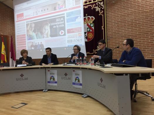 Galería Multimedia28/02/2017Consejería de Hacienda, Administraciones Públicas y Transformación DigitalAlbaceteDurante las Jornadas sobre “Externalización y reversión de servicios en el ámbito de Castilla-La Mancha”, celebradas en la Facultad de Derecho y Recursos Humanos de la UCLM en AlbaceteEl Gobierno regional defiende la inclusión de cláusulas sociales en la contratación pública y su avance para la igualdad de oportunidadesEl director provincial de Administraciones Públicas y Hacienda ha recordado que estas cláusulas sociales reflejan importantes novedades como la obligación de la empresa adjudicataria de no tributar en paraísos fiscales, abonar los salarios recogidos en el convenio colectivo, facilitar la inclusión  laboral de personas con discapacidad, e incluir la perspectiva de género.
 
Enrique Sánchez que ha definido este paso adoptado por el Consejo de Gobierno el pasado año de “avance en la modernización de la contratación de bienes y servicios” ha reiterado algunos beneficios como apostar por la sostenibilidad ambiental, incluir criterios de ética pública, promover la estabilidad y la seguridad laboral, y reconocer la interlocución sindical, entre otros aspectos. 
Albacete, 28 de febrero de 2017.- El Gobierno regional ha defendido la introducción de cláusulas sociales en la contratación pública de la Junta de Comunidades, sus organismos autónomos, y del resto de entidades que integran el sector público en Castilla-La Mancha, una decisión que adoptó el Consejo de Gobierno a finales del pasado año 2016.
 
Así lo ha destacado el director provincial de Administraciones Públicas y Hacienda, Enrique Sánchez, durante la inauguración de las Jornadas sobre “Externalización y reversión de servicios en el ámbito de Castilla-La Mancha”, desarrolladas en la Facultad de Derecho y Recursos Humanos del campus universitario de Albacete.
 
Sánchez ha recordado que estas cláusulas sociales reflejan importantes novedades como la obligación de la empresa adjudicataria de no tributar en paraísos fiscales, de abonar los salarios recogidos en el convenio colectivo y de cumplir el principio de igualdad de oportunidades para personas con discapacidad.
 
El representante de la Consejería de Administraciones Públicas y Hacienda ha calificado esta incorporación de un paso hacia “la modernización en la contratación de bienes y servicios”, y ha reiterado algunos beneficios de esta novedad en la contratación y adjudicación como la racionalización energética, la sostenibilidad ambiental, la inclusión de la perspectiva de género para la igualdad efectiva entre hombres y mujeres, criterios de ética pública, promover la estabilidad en el empleo y la seguridad laboral, facilitar la incorporación laboral de persona en riesgo de exclusión social, y contemplar la importancia de la interlocución sindical, entre otras ventajas.
 
Además, entre las novedades que supone esta instrucción destaca la posibilidad de que la Administración regional pueda resolver el contrato o imponer penalizaciones económicas a la empresa adjudicataria en el caso de esta incumpla algunas de las cláusulas sociales recogidas en el expediente de contratación.
 
En relación a la situación de la externalización, el director provincial ha subrayado a preguntas de los medios que actualmente la Junta de Comunidades tiene establecidos sus acuerdos marcos en la contratación pública, y ha reconocido que la propia Administración puede asumir con medios propios muchos servicios.
 
En este acto celebrado en el salón de actos del edificio “Melchor de Macanaz” ha contado con la presencia del presidente de la Diputación provincial de Albacete, Santiago Cabañero; el secretario provincial de CCOO, Francisco de la Rosa; la decana de la Facultad de Relaciones Laborales, María José Roncero y el catedrático de Derecho del Trabajo y de la Seguridad Social, Joaquín Aparicio.

      


      
      
    
    Enlace permanente: https://www.castillalamancha.es/node/245645
    

  
  





  
                
    
    
          

  
  





  
                
    
    
      
        
  
  
      
      
Galer&iacutea Multimedia

  
      
          
  
Jornadas sobre Externalización y Reversión de Servicios Públicos en la UCLMDescargarJornadas sobre Externalización y Reversión de Servicios Públicos en la UCLMDescargar


    
          

  
  Enrique Sánchez en las Jornadas de Externalización de servicios públicos en la UCLMDescargar