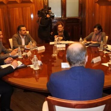 Galería Multimedia28/12/2016Consejería de Agricultura, Ganadería y Desarrollo RuralAlbaceteDurante la reunión desarrollada en la sede del MAPAMA, en MadridEl Gobierno regional demanda al Ministerio de Agricultura la concesión de agua para los regadíos de La Gineta, La Herrera y MontalvosEl consejero de Agricultura, Medio Ambiente y Desarrollo Rural ha recordado la necesidad de asignar la correspondiente concesión de agua a la zona regable de El Canal de Albacete, declarada de Interés General de la Nación mediante Real Decreto en 1989, y que serviría para la transformación económica y social de los municipios de Albacete capital, Barrax, Fuensanta, La Gineta, La Herrera, La Roda y Montalvos.
 
Además, Francisco Martínez Arroyo ha solicitado al Gobierno de España que complete la sustitución de Bombeo en las provincias de Albacete y Cuenca, así como la infraestructura necesaria para que la SAT “El Ojeado” de Hellín pueda acceder a las aguas de las filtraciones.
Albacete, 28 de diciembre de 2016.- El Gobierno regional ha planteado al Ministerio de Agricultura, Pesca, Alimentación, y Medio Ambiente, la necesidad de asignar la correspondiente concesión de agua a la zona regable de El Canal de Albacete, declarada de Interés General de la Nación mediante Real Decreto en 1989, para la transformación económica y social de los municipios de Albacete capital, Barrax, Fuensanta, La Gineta, La Herrera, La Roda y Montalvos.
 
Así lo ha trasladado el consejero de Agricultura, Medio Ambiente y Desarrollo Rural, Francisco Martínez Arroyo a la ministra de Agricultura y Pesca, Alimentación y Medio Ambiente (MAPAMA), Isabel García-Tejerina en la sede del MAPAMA, recordando que en 1995, se ejecutó la Tubería de enlace desde el Canal de Los Llanos de Albacete y las tomas a la zona regable de La Fuensanta.
 
Además, Martínez Arroyo también ha incidido en que en el Plan Hidrológico del Río Júcar se especifican las “asignaciones de reservas y recursos” para atender las demandas de riego de la zona, que establecen una reserva de 65 hectómetros cúbicos al año  para el posible desarrollo de nuevos regadíos previstos por el Decreto 2.325/75 y en el Real Decreto 950/1.989, añadiendo que “podrían ser materializada de forma inmediata”. 
 
El titular de Agricultura del Ejecutivo autonómico que estuvo acompañado del director general de Desarrollo Rural, Nicasio Peláez y del director provincial en Albacete, Manuel Miranda también ha informado, en sede ministerial, que el Plan Nacional de Regadíos contempla la ejecución de la Zona Regable del Canal de Albacete, que afecta a los municipios de La Gineta, La Herrera y Montalvos, con una superficie a transformar en el horizonte 2008 de 6.744 hectáreas y un volumen consuntivo de unos 27 hectómetros cúbicos, a partir de la reserva del 65 hectómetros cúbicos, que se establecía en el punto 14, del artículo 32 del Plan Hidrológico del Júcar, aprobado en el año 1998.
 Mancha Oriental y Manchuela-Canal de Albacete
 
Además, el Gobierno regional a través de la Consejería de Agricultura, Medio Ambiente y Desarrollo Rural también ha especificado que en el nuevo Plan Hidrológico de la Demarcación del Júcar,  aprobado en enero de 2016, contempla en su artículo 20, que se debe establecer una reserva de 100 hectómetros cúbicos al año de recursos superficiales del río Júcar, vinculada a la conclusión de la sustitución de bombeos, para consolidación de riegos en la Mancha Oriental (Albacete-Cuenca) y para el posible desarrollo de nuevos regadíos en la Vega del Picazo, en la provincia de Cuenca, y en zonas regables de Manchuela-Centro Canal de Albacete.
 
Martínez Arroyo ha instado al Ministerio a que “finalice dicha sustitución de bombeos cuanto antes” y ha trasladado que “la posibilidad de materializar esta reserva, ya que se produce un reequilibrio en la Mancha Oriental que induce a  movilizar la reserva para redotación  y los nuevos regadíos”.
 
Por último, en la citada reunión, el titular de Agricultura del Ejecutivo castellano-manchego también ha demandado a García-Tejerina otras infraestructuras, tales como la toma del embalse del Talave, necesaria para que los regantes del SAT “El Ojeado” y que puedan tener acceso al agua que se les asignó en su día por las filtraciones del ATS en el túnel del Talave.

      


      
      
    
    Enlace permanente: https://www.castillalamancha.es/node/242630
    

  
  





  
                
    
    
          

  
  





  
                
    
    
      
        
  
  
      
      
Galer&iacutea Multimedia

  
      
          
  
Reunión del Gobierno regional con el Ministerio de Agricultura, en MadridDescargarReunión del Gobierno regional con el Ministerio de Agricultura, en MadridDescargar