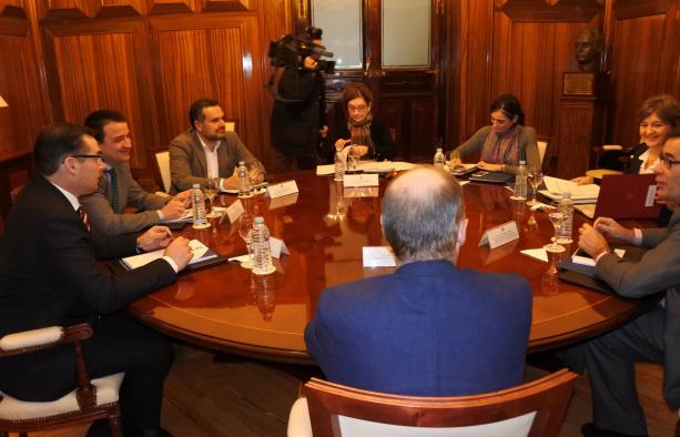 Galería Multimedia28/12/2016Consejería de Agricultura, Ganadería y Desarrollo RuralAlbaceteDurante la reunión desarrollada en la sede del MAPAMA, en MadridEl Gobierno regional demanda al Ministerio de Agricultura la concesión de agua para los regadíos de La Gineta, La Herrera y MontalvosEl consejero de Agricultura, Medio Ambiente y Desarrollo Rural ha recordado la necesidad de asignar la correspondiente concesión de agua a la zona regable de El Canal de Albacete, declarada de Interés General de la Nación mediante Real Decreto en 1989, y que serviría para la transformación económica y social de los municipios de Albacete capital, Barrax, Fuensanta, La Gineta, La Herrera, La Roda y Montalvos.
 
Además, Francisco Martínez Arroyo ha solicitado al Gobierno de España que complete la sustitución de Bombeo en las provincias de Albacete y Cuenca, así como la infraestructura necesaria para que la SAT “El Ojeado” de Hellín pueda acceder a las aguas de las filtraciones.
Albacete, 28 de diciembre de 2016.- El Gobierno regional ha planteado al Ministerio de Agricultura, Pesca, Alimentación, y Medio Ambiente, la necesidad de asignar la correspondiente concesión de agua a la zona regable de El Canal de Albacete, declarada de Interés General de la Nación mediante Real Decreto en 1989, para la transformación económica y social de los municipios de Albacete capital, Barrax, Fuensanta, La Gineta, La Herrera, La Roda y Montalvos.
 
Así lo ha trasladado el consejero de Agricultura, Medio Ambiente y Desarrollo Rural, Francisco Martínez Arroyo a la ministra de Agricultura y Pesca, Alimentación y Medio Ambiente (MAPAMA), Isabel García-Tejerina en la sede del MAPAMA, recordando que en 1995, se ejecutó la Tubería de enlace desde el Canal de Los Llanos de Albacete y las tomas a la zona regable de La Fuensanta.
 
Además, Martínez Arroyo también ha incidido en que en el Plan Hidrológico del Río Júcar se especifican las “asignaciones de reservas y recursos” para atender las demandas de riego de la zona, que establecen una reserva de 65 hectómetros cúbicos al año  para el posible desarrollo de nuevos regadíos previstos por el Decreto 2.325/75 y en el Real Decreto 950/1.989, añadiendo que “podrían ser materializada de forma inmediata”. 
 
El titular de Agricultura del Ejecutivo autonómico que estuvo acompañado del director general de Desarrollo Rural, Nicasio Peláez y del director provincial en Albacete, Manuel Miranda también ha informado, en sede ministerial, que el Plan Nacional de Regadíos contempla la ejecución de la Zona Regable del Canal de Albacete, que afecta a los municipios de La Gineta, La Herrera y Montalvos, con una superficie a transformar en el horizonte 2008 de 6.744 hectáreas y un volumen consuntivo de unos 27 hectómetros cúbicos, a partir de la reserva del 65 hectómetros cúbicos, que se establecía en el punto 14, del artículo 32 del Plan Hidrológico del Júcar, aprobado en el año 1998.
 Mancha Oriental y Manchuela-Canal de Albacete
 
Además, el Gobierno regional a través de la Consejería de Agricultura, Medio Ambiente y Desarrollo Rural también ha especificado que en el nuevo Plan Hidrológico de la Demarcación del Júcar,  aprobado en enero de 2016, contempla en su artículo 20, que se debe establecer una reserva de 100 hectómetros cúbicos al año de recursos superficiales del río Júcar, vinculada a la conclusión de la sustitución de bombeos, para consolidación de riegos en la Mancha Oriental (Albacete-Cuenca) y para el posible desarrollo de nuevos regadíos en la Vega del Picazo, en la provincia de Cuenca, y en zonas regables de Manchuela-Centro Canal de Albacete.
 
Martínez Arroyo ha instado al Ministerio a que “finalice dicha sustitución de bombeos cuanto antes” y ha trasladado que “la posibilidad de materializar esta reserva, ya que se produce un reequilibrio en la Mancha Oriental que induce a  movilizar la reserva para redotación  y los nuevos regadíos”.
 
Por último, en la citada reunión, el titular de Agricultura del Ejecutivo castellano-manchego también ha demandado a García-Tejerina otras infraestructuras, tales como la toma del embalse del Talave, necesaria para que los regantes del SAT “El Ojeado” y que puedan tener acceso al agua que se les asignó en su día por las filtraciones del ATS en el túnel del Talave.

      


      
      
    
    Enlace permanente: https://www.castillalamancha.es/node/242630
    

  
  





  
                
    
    
          

  
  





  
                
    
    
      
        
  
  
      
      
Galer&iacutea Multimedia

  
      
          
  
Reunión del Gobierno regional con el Ministerio de Agricultura, en MadridDescargarReunión del Gobierno regional con el Ministerio de Agricultura, en MadridDescargar