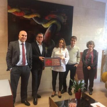 Galería Multimedia20/03/2017Vicepresidencia PrimeraAlbaceteDurante la visita a la sede de esta empresa en AlbaceteEl Instituto de la Mujer reconoce la “ejemplaridad” de la empresa Tecon Soluciones Informáticas al implantar un Plan de IgualdadEsta empresa cuenta con el Distintivo Excelente en Igualdad que concede la Junta de Comunidades, y ha creado un Comité Permanente para la correcta aplicación de contrataciones de mujeres y personas con discapacidad, superior al 20% de la plantilla, o más del 3%, respectivamente.
 
La directora provincial del Instituto de la Mujer, Mercedes Márquez ha recordado la importancia de la concienciación en favor de la igualdad plena en el ámbito del mercado laboral y las empresas”, y ha resaltado que Tecon tiene voluntad de seguir avanzando en medidas novedosas para facilitar la conciliación de la vida personal, familiar y laboral. 
Albacete, 20 de marzo de 2016.- El Instituto de la Mujer de Castilla-La Mancha ha reconocido el ejemplo de sensibilización de la empresa Tecon Soluciones Informáticas, con sede en Albacete, que cuenta con el Distintivo de empresa Excelente en Igualdad concedido por la Junta de Comunidades el pasado año,, y que desarrolla un Plan de Igualdad, con un Comité Permanente, cuya incidencia se refleja en la selección de personal, la contratación, la promoción interna, la formación, las retribuciones, la conciliación y la comunicación.
 
Así lo ha puesto de manifiesto la directora provincial del Instituto de la Mujer, Mercedes Márquez durante la visita que ha realizado a esta empresa, creada en el año 1982, especializada en mejorar los procesos de negocio de las empresas mediante la aplicación de la tecnología y la informática.
 
Tecon cuenta con una plantilla interdisciplinar de 75 personas, avalada por su formación académica  (Ingeniería Informática, Telecomunicaciones, Económicas, y Diseño), dispone de 3 centros de trabajo en Albacete, Murcia y Alicante, y  aplica un cupo de contratación de mujeres superior al 20%, y de más de 3% de personas para trabajadores con algún tipo de discapacidad.
 
Márquez ha recordado “la importancia de la concienciación en favor de la igualdad plena en el ámbito del mercado laboral y las empresas”, y ha resaltado que Tecon tiene voluntad de seguir avanzando en medidas novedosas, como la renovación del Plan de Igualdad entre Mujeres y Hombres, y que contará en esta empresa con nuevas aplicaciones para facilitar la conciliación de la vida personal, familiar y laboral.
 Colaboración institucional
 
La colaboración entre el Instituto de la Mujer de Castilla-La Mancha y Tecon se ha materializado a través de las conferencias de sensibilización programadas en 2º de la ESO, para el curso 2017-18, sobre la importancia de la presencia de mujeres en empresas privadas dentro del sector tecnológico.
 
Además, se han programado para el próximo verano actividades formativas para mujeres víctimas de violencia de género acerca de Alfabetización Digital, Ciberseguridad y Comercio Electrónico, y que se extenderán al mundo rural, facilitando herramientas para facilitar el inicio de futuro proyectos empresariales, mediante el asesoramiento de Tecon, en la utilización de nuevas tecnologías.
 
Márquez que estuvo acompañada del director general de Tecon Soluciones Informáticas, Juan José Piñero; del Director de Administración, Pedro López, y del responsable del departamento de Recursos Humanos y Formación, Francisco López, ha destacado “la importancia de utilizar el talento del 50 por ciento de la población, en este caso, las capacidades de las mujeres”, y ha incidido en la relevancia de tener referentes femeninos en sectores masculinizados como el de las tecnologías, y en carreras universitarias donde las mujeres solo representan el 25 % en las Titulaciones.

      


      
      
    
    Enlace permanente: https://www.castillalamancha.es/node/246975
    

  
  





  
                
    
    
          

  
  





  
                
    
    
      
        
  
  
      
      
Galer&iacutea Multimedia

  
      
          
  
Mercedes Márquez visita la empresa Teson Informática SolucionesDescargar