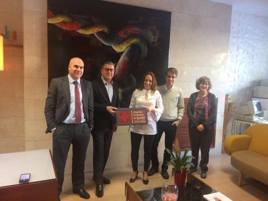 Galería Multimedia20/03/2017Vicepresidencia PrimeraAlbaceteDurante la visita a la sede de esta empresa en AlbaceteEl Instituto de la Mujer reconoce la “ejemplaridad” de la empresa Tecon Soluciones Informáticas al implantar un Plan de IgualdadEsta empresa cuenta con el Distintivo Excelente en Igualdad que concede la Junta de Comunidades, y ha creado un Comité Permanente para la correcta aplicación de contrataciones de mujeres y personas con discapacidad, superior al 20% de la plantilla, o más del 3%, respectivamente.
 
La directora provincial del Instituto de la Mujer, Mercedes Márquez ha recordado la importancia de la concienciación en favor de la igualdad plena en el ámbito del mercado laboral y las empresas”, y ha resaltado que Tecon tiene voluntad de seguir avanzando en medidas novedosas para facilitar la conciliación de la vida personal, familiar y laboral. 
Albacete, 20 de marzo de 2016.- El Instituto de la Mujer de Castilla-La Mancha ha reconocido el ejemplo de sensibilización de la empresa Tecon Soluciones Informáticas, con sede en Albacete, que cuenta con el Distintivo de empresa Excelente en Igualdad concedido por la Junta de Comunidades el pasado año,, y que desarrolla un Plan de Igualdad, con un Comité Permanente, cuya incidencia se refleja en la selección de personal, la contratación, la promoción interna, la formación, las retribuciones, la conciliación y la comunicación.
 
Así lo ha puesto de manifiesto la directora provincial del Instituto de la Mujer, Mercedes Márquez durante la visita que ha realizado a esta empresa, creada en el año 1982, especializada en mejorar los procesos de negocio de las empresas mediante la aplicación de la tecnología y la informática.
 
Tecon cuenta con una plantilla interdisciplinar de 75 personas, avalada por su formación académica  (Ingeniería Informática, Telecomunicaciones, Económicas, y Diseño), dispone de 3 centros de trabajo en Albacete, Murcia y Alicante, y  aplica un cupo de contratación de mujeres superior al 20%, y de más de 3% de personas para trabajadores con algún tipo de discapacidad.
 
Márquez ha recordado “la importancia de la concienciación en favor de la igualdad plena en el ámbito del mercado laboral y las empresas”, y ha resaltado que Tecon tiene voluntad de seguir avanzando en medidas novedosas, como la renovación del Plan de Igualdad entre Mujeres y Hombres, y que contará en esta empresa con nuevas aplicaciones para facilitar la conciliación de la vida personal, familiar y laboral.
 Colaboración institucional
 
La colaboración entre el Instituto de la Mujer de Castilla-La Mancha y Tecon se ha materializado a través de las conferencias de sensibilización programadas en 2º de la ESO, para el curso 2017-18, sobre la importancia de la presencia de mujeres en empresas privadas dentro del sector tecnológico.
 
Además, se han programado para el próximo verano actividades formativas para mujeres víctimas de violencia de género acerca de Alfabetización Digital, Ciberseguridad y Comercio Electrónico, y que se extenderán al mundo rural, facilitando herramientas para facilitar el inicio de futuro proyectos empresariales, mediante el asesoramiento de Tecon, en la utilización de nuevas tecnologías.
 
Márquez que estuvo acompañada del director general de Tecon Soluciones Informáticas, Juan José Piñero; del Director de Administración, Pedro López, y del responsable del departamento de Recursos Humanos y Formación, Francisco López, ha destacado “la importancia de utilizar el talento del 50 por ciento de la población, en este caso, las capacidades de las mujeres”, y ha incidido en la relevancia de tener referentes femeninos en sectores masculinizados como el de las tecnologías, y en carreras universitarias donde las mujeres solo representan el 25 % en las Titulaciones.

      


      
      
    
    Enlace permanente: https://www.castillalamancha.es/node/246975
    

  
  





  
                
    
    
          

  
  





  
                
    
    
      
        
  
  
      
      
Galer&iacutea Multimedia

  
      
          
  
Mercedes Márquez visita la empresa Teson Informática SolucionesDescargar