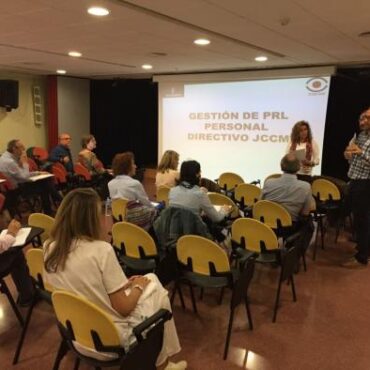Galería Multimedia25/05/2017Consejería de Bienestar SocialAlbaceteEstas sesiones se han desarrollado durante 4 días en la Residencia de Mayores “Paseo de la Cuba” de AlbaceteLas Consejerías de Bienestar Social y Sanidad organizaron unas Jornadas sobre Prevención de Riesgos Laborales y Salud en el TrabajoLa directora provincial de Bienestar Social, Antonia Coloma ha valorado la coordinación de ambas Consejerías con el Servicio de Prevención de Riesgos Laborales de la Junta de Comunidades, en materia de protección y seguridad, dirigida tanto a los empleados públicos como a los usuarios de la red pública de servicios sociales en Albacete
 
Las Residencias de Mayores “Núñez de Balboa”, “Paseo de la Cuba”, además de las que existen en las localidades de Higueruela, Madrigueras y Almansa; los Centros de Mayores de Albacete, Almansa, Villarrobledo, Tobarra, La Roda y Hellín; los Centro de Atención  a Menores “Albaidel” y “Arco Iris”; los CADIG, “Albatros” y “Abengibre”, y el Centro Base, tuvieron representantes en estas sesiones informativas. 
Albacete, 25 de mayo de 2017.- La Residencia para Personas Mayores “Paseo de la Cuba” en Albacete capital ha acogido los días 10, 16, 17 y 24 de mayo, unas sesiones informativas en materia de prevención de riesgos laborales y control sanitario organizadas por la Dirección provincial de Bienestar Social en colaboración con la Consejería de Sanidad y con el Servicio de Prevención de Riesgos Laborales de la Junta de Comunidades de Castilla-La Mancha.
 
La directora provincial de Bienestar Social, Antonia Coloma ha valorado estas jornadas, subrayando la importancia de la coordinación de diferentes Consejerías de la Administración autonómica en materia de protección y seguridad dirigida tanto a los empleados públicos como a los usuarios de las diferentes infraestructura sociosanitarias, de carácter público, que existen en Albacete.
 
Coloma también ha explicado que estas sesiones de prevención han estado dirigidas a responsables, administradores, representantes de los empleados públicos, y trabajadores en general de los centros de la Consejería de Bienestar Social en Albacete.
 
En estas sesiones estuvieron presentes, empleados de las Residencias de Mayores de titularidad de la Junta en Albacete capital como “Núñez de Balboa”, y “Paseo de la Cuba”, además de las residencias de las localidades de Higueruela, Madrigueras y Almansa.
 
Los Centros de Mayores de Albacete, Almansa, Villarrobledo, Tobarra, La Roda y Hellín también tuvieron representación en estas jornadas de prevención de riesgos laborales y salud en el trabajo, además del Centro regional de Atención  a Menores y Jóvenes “Albaidel” y “Arco Iris”, y los servicios que se prestan en las infraestructuras de personas con discapacidad como los CADIG, “Albatros” y “Abengibre”, y el Centro Base de Albacete de atención a personas con discapacidad.

      


      
      
    
    Enlace permanente: https://www.castillalamancha.es/node/250830
    

  
  





  
                
    
    
          

  
  





  
                
    
    
      
        
  
  
      
      
Galer&iacutea Multimedia

  
      
          
  
Jornadas de Prevención en Riesgos Laborales para los servicios sociales de AlbaceteDescargar
