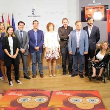 Galería Multimedia11/10/2017Consejería de Educación, Cultura y DeportesAlbaceteDurante la firma del acuerdo de colaboración institucional entre la Junta, la Diputación provincial, el Ayuntamiento de Albacete y la Asociación Cultural Dédalus CineEl Gobierno regional ratifica su compromiso con Abycine y traslada su apuesta por la atracción de industria cinematográfica a través de ‘CLM Film Commision’La Fundación Impulsa Castilla-La Mancha ha calificado el nuevo marco jurídico creado para potenciar las actividades del Festival Internacional de Cine de Albacete y promocionar Albacete y la Comunidad Autónoma como destino turístico de “ejemplo de entendimiento entre Administraciones para sacar adelante un proyecto cultural de interés regional y nacional como es Abycine”.  
 
El gerente de la Fundación Impulsa, Gabriel González  ha recordado que el Ejecutivo autonómico gestiona “Castilla-La Mancha Film Commisión”, un organismo en el que también tiene un especial protagonismo Abycine, y cuya principal vocación es que “el territorio de Castilla-La Mancha sea escenario de rodaje de películas con asesoramiento a empresas y producciones”.
 
La Casa Perona acogerá durante la celebración de la XIX edición Abycine, una exposición de diseño de carteles de películas españolas de los últimos 15 años.
 
Albacete, 11 de octubre de 2017.- El Gobierno regional ha calificado el nuevo marco jurídico de apoyo institucional creado para respaldar el Festival Internacional de Cine de Albacete de “ejemplo de entendimiento para sacar adelante proyectos culturales de interés regional y nacional como es el caso de Abycine”.
 
Así lo ha trasladado el gerente de la Fundación Impulsa, Gabriel González durante la firma de este  convenio en el que participa la Junta de Comunidades, la Diputación provincial de Albacete, el Ayuntamiento de Albacete y la Asociación Cultural Dédalus Cine, y que tiene como finalidad que la colaboración de las diferentes Administraciones sirva para potenciar las actividades que genera tanto Abycine como la Plataforma Audiovisual Independiente “Abycine Lanza”, dotando a este proyecto de una mayor estabilidad económica, uniendo esfuerzos para proyectar la imagen de la ciudad de Albacete y del conjunto de Castilla-La Mancha como destino turístico, en el campo sociocultural y en el ámbito cinematográfico.
 
González ha resaltado el compromiso firme que existe en el Gobierno de Castilla-La Mancha para apoyar al Abycine, a través de la propia Fundación Impulsa y de las diferentes Direcciones Generales competentes en la Administración autonómica para que el Festival de Cine de Albacete “tenga vocación de perdurar en el tiempo.
 
Además, desde la Fundación Impulsa también se ha recordado que el Ejecutivo autonómico gestiona “Castilla-La Mancha Film Commisión”, un organismo en el que también tiene un especial protagonismo Abycine, y cuya principal vocación es que “el territorio de Castilla-La Mancha sea escenario de rodaje de películas con asesoramiento a empresas y producciones”, ha afirmado González, que ha puesto como ejemplo la colaboración materializada por la Junta de Comunidades en la última película del director albaceteño, José Luis Cuerda, “Tiempo Después”.
 
El acto para materializar esta firma entre la Administración regional, provincial y local, y Abycine desarrollado en la Casa Perona, sede de la Delegación de la Junta en Albacete, ha contado con la presencia del gerente de la Fundación Impulsa, el presidente de la Diputación provincial, Santiago Cabañero; el alcalde de Albacete, Manuel Serrano; y el director de Abycine, José Manuel Zamora.
 XIX edición de Abycine
 
La XIX edición de Abycine que se desarrollará del 20 al 28 de octubre en Albacete contará con la proyección de 110 obras audiovisuales en 100 sesiones (55 dirigidas a público adulto y 44 en las secciones de mi primer Abycine y abicinitos); además de proyectar 9 preestrenos de carácter nacional y 25 de ámbito regional, con el objetivo de consolidar el Festival, seguir formando al espectador, y aumentar la dimensión nacional que tiene Abycine.
 
Abycine convertida en un referente dentro del calendario cinematográfico nacional,  contiene en esta nueva edición un total de 15 secciones: Abycine Presenta, Premio película Joven, Abycine Indie, Abycine Cortos, Hecho en CLM, Videocreación AB, Talentos de Abycine Lanza, Vídeopoesía-Maldito, Abycine en la UCLM, Abycine & Amnistía Internacional, Ciclo "Contra el Muro", Sesiones Especiales, Abycinitos & Mi Primer Abycine, Abycine Off y Cortos y Discapacidad 2017.  
 
A sus espacios escénicos  habituales como son el Teatro Circo, el Cine Capitol, el Cine Vialia, la Casa de la Cultura “José Saramago” y la Casa Perona, sede de la Delegación de la Junta en Albacete, se suma la Sala de Liberbank de la Plaza Gabriel Lodares.
 
Además, Abycine celebrará el  II Mercado del Audiovisual Independiente (Abycine Lanza),  alzándose como punto de encuentro para los profesionales del sector, en el que poder establecer sinergias e intercambiar información.
 Exposición de Carteles de Cine en la Casa Perona
 
Precisamente, la Casa Perona acogerá durante la celebración de Abycine, una exposición de diseño de carteles de películas de los últimos 15 años (USER T38), como “Alatriste”, “El Laberinto del Fauno”, “El Camino de los Ingleses”, “Ágora”, “Che”, “Celda 211”, “Hierro”, “Agnosia”, “Primos”, “Tengo ganas de ti”, “Promoción Fantasma”, “Fin”, “Zipi y Zape y el club de la canica”, “La gran familia española”, “Caníbal”, “Autómata”, “Requisitos para ser una persona normal”, “Regresión”, “Palmeras en la Nieve”, “Zipi y Zape y la isla del capitán”, y “Gernika”.
 
 

      


      
      
    
    Enlace permanente: https://www.castillalamancha.es/node/258122
    

  
  





  
                
    
    
          

  
  





  
                
    
    
      
        
  
  
      
      
Galer&iacutea Multimedia

  
      
          
  
Acuerdo Marco Institucional del Festival Internacional de Cine de AlbaceteDescargarAcuerdo Marco Institucional del Festival Internacional de Cine de AlbaceteDescargarAcuerdo Marco Institucional del Festival Internacional de Cine de AlbaceteDescargar


    
          

  
  Gabriel González- Fundación Impulsa- Abycine 1Descargar


  
  Gabriel González- CLM Film CommisionDescargar