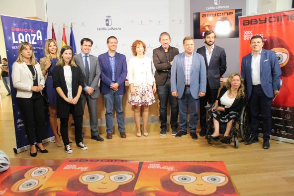 Galería Multimedia11/10/2017Consejería de Educación, Cultura y DeportesAlbaceteDurante la firma del acuerdo de colaboración institucional entre la Junta, la Diputación provincial, el Ayuntamiento de Albacete y la Asociación Cultural Dédalus CineEl Gobierno regional ratifica su compromiso con Abycine y traslada su apuesta por la atracción de industria cinematográfica a través de ‘CLM Film Commision’La Fundación Impulsa Castilla-La Mancha ha calificado el nuevo marco jurídico creado para potenciar las actividades del Festival Internacional de Cine de Albacete y promocionar Albacete y la Comunidad Autónoma como destino turístico de “ejemplo de entendimiento entre Administraciones para sacar adelante un proyecto cultural de interés regional y nacional como es Abycine”.  
 
El gerente de la Fundación Impulsa, Gabriel González  ha recordado que el Ejecutivo autonómico gestiona “Castilla-La Mancha Film Commisión”, un organismo en el que también tiene un especial protagonismo Abycine, y cuya principal vocación es que “el territorio de Castilla-La Mancha sea escenario de rodaje de películas con asesoramiento a empresas y producciones”.
 
La Casa Perona acogerá durante la celebración de la XIX edición Abycine, una exposición de diseño de carteles de películas españolas de los últimos 15 años.
 
Albacete, 11 de octubre de 2017.- El Gobierno regional ha calificado el nuevo marco jurídico de apoyo institucional creado para respaldar el Festival Internacional de Cine de Albacete de “ejemplo de entendimiento para sacar adelante proyectos culturales de interés regional y nacional como es el caso de Abycine”.
 
Así lo ha trasladado el gerente de la Fundación Impulsa, Gabriel González durante la firma de este  convenio en el que participa la Junta de Comunidades, la Diputación provincial de Albacete, el Ayuntamiento de Albacete y la Asociación Cultural Dédalus Cine, y que tiene como finalidad que la colaboración de las diferentes Administraciones sirva para potenciar las actividades que genera tanto Abycine como la Plataforma Audiovisual Independiente “Abycine Lanza”, dotando a este proyecto de una mayor estabilidad económica, uniendo esfuerzos para proyectar la imagen de la ciudad de Albacete y del conjunto de Castilla-La Mancha como destino turístico, en el campo sociocultural y en el ámbito cinematográfico.
 
González ha resaltado el compromiso firme que existe en el Gobierno de Castilla-La Mancha para apoyar al Abycine, a través de la propia Fundación Impulsa y de las diferentes Direcciones Generales competentes en la Administración autonómica para que el Festival de Cine de Albacete “tenga vocación de perdurar en el tiempo.
 
Además, desde la Fundación Impulsa también se ha recordado que el Ejecutivo autonómico gestiona “Castilla-La Mancha Film Commisión”, un organismo en el que también tiene un especial protagonismo Abycine, y cuya principal vocación es que “el territorio de Castilla-La Mancha sea escenario de rodaje de películas con asesoramiento a empresas y producciones”, ha afirmado González, que ha puesto como ejemplo la colaboración materializada por la Junta de Comunidades en la última película del director albaceteño, José Luis Cuerda, “Tiempo Después”.
 
El acto para materializar esta firma entre la Administración regional, provincial y local, y Abycine desarrollado en la Casa Perona, sede de la Delegación de la Junta en Albacete, ha contado con la presencia del gerente de la Fundación Impulsa, el presidente de la Diputación provincial, Santiago Cabañero; el alcalde de Albacete, Manuel Serrano; y el director de Abycine, José Manuel Zamora.
 XIX edición de Abycine
 
La XIX edición de Abycine que se desarrollará del 20 al 28 de octubre en Albacete contará con la proyección de 110 obras audiovisuales en 100 sesiones (55 dirigidas a público adulto y 44 en las secciones de mi primer Abycine y abicinitos); además de proyectar 9 preestrenos de carácter nacional y 25 de ámbito regional, con el objetivo de consolidar el Festival, seguir formando al espectador, y aumentar la dimensión nacional que tiene Abycine.
 
Abycine convertida en un referente dentro del calendario cinematográfico nacional,  contiene en esta nueva edición un total de 15 secciones: Abycine Presenta, Premio película Joven, Abycine Indie, Abycine Cortos, Hecho en CLM, Videocreación AB, Talentos de Abycine Lanza, Vídeopoesía-Maldito, Abycine en la UCLM, Abycine & Amnistía Internacional, Ciclo "Contra el Muro", Sesiones Especiales, Abycinitos & Mi Primer Abycine, Abycine Off y Cortos y Discapacidad 2017.  
 
A sus espacios escénicos  habituales como son el Teatro Circo, el Cine Capitol, el Cine Vialia, la Casa de la Cultura “José Saramago” y la Casa Perona, sede de la Delegación de la Junta en Albacete, se suma la Sala de Liberbank de la Plaza Gabriel Lodares.
 
Además, Abycine celebrará el  II Mercado del Audiovisual Independiente (Abycine Lanza),  alzándose como punto de encuentro para los profesionales del sector, en el que poder establecer sinergias e intercambiar información.
 Exposición de Carteles de Cine en la Casa Perona
 
Precisamente, la Casa Perona acogerá durante la celebración de Abycine, una exposición de diseño de carteles de películas de los últimos 15 años (USER T38), como “Alatriste”, “El Laberinto del Fauno”, “El Camino de los Ingleses”, “Ágora”, “Che”, “Celda 211”, “Hierro”, “Agnosia”, “Primos”, “Tengo ganas de ti”, “Promoción Fantasma”, “Fin”, “Zipi y Zape y el club de la canica”, “La gran familia española”, “Caníbal”, “Autómata”, “Requisitos para ser una persona normal”, “Regresión”, “Palmeras en la Nieve”, “Zipi y Zape y la isla del capitán”, y “Gernika”.
 
 

      


      
      
    
    Enlace permanente: https://www.castillalamancha.es/node/258122
    

  
  





  
                
    
    
          

  
  





  
                
    
    
      
        
  
  
      
      
Galer&iacutea Multimedia

  
      
          
  
Acuerdo Marco Institucional del Festival Internacional de Cine de AlbaceteDescargarAcuerdo Marco Institucional del Festival Internacional de Cine de AlbaceteDescargarAcuerdo Marco Institucional del Festival Internacional de Cine de AlbaceteDescargar


    
          

  
  Gabriel González- Fundación Impulsa- Abycine 1Descargar


  
  Gabriel González- CLM Film CommisionDescargar