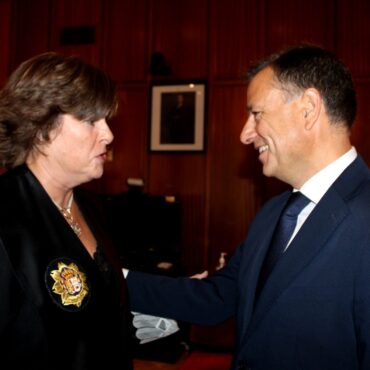 El alcalde de Albacete, Manuel Serrano López , ha felicitado a Mª Rosario Sánche...