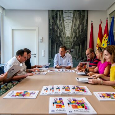 Feria de Albacete más accesible

El alcalde Manuel Serrano, acompañado por la c...