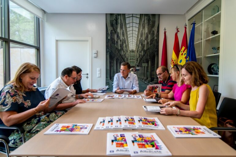 Feria de Albacete más accesible

El alcalde Manuel Serrano, acompañado por la c...