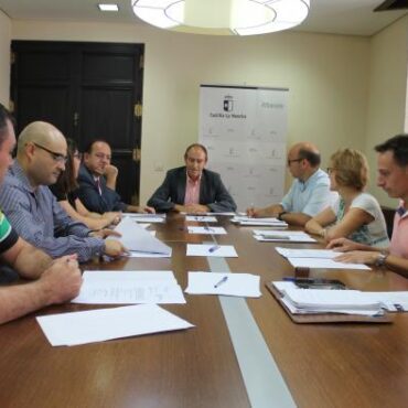 Galería Multimedia27/09/2018Consejería de Economía, Empresas y EmpleoAlbaceteTras la reunión de la Comisión Provincial de Seguridad y Salud Laboral de AlbaceteEl índice de incidencia en siniestralidad laboral desciende un 4,4 por ciento en la provincia de Albacete durante el primer semestre de 2018El director provincial de Economía, Empresas y Empleo de Albacete ha trasladado hoy el descenso del 0,9 por ciento del número accidentes ocurridos durante la jornada laboral, -en valores absolutos-, el aumento del 4,4 por ciento de accidentes in itínere, y la reducción del 0,4 por ciento en el conjunto total de accidentes laborales, registrados todos ellos en el primer semestre de 2018, con respecto al mismo periodo del año anterior.
 
Nicolás Merino ha resaltado que el índice de incidencia ha disminuido en todos los sectores económicos, “en un contexto de crecimiento del 3,6 por ciento en la población afiliada, con 3.858 trabajadoras y trabajadores más que en el año anterior”. 
Albacete, 27 de septiembre de 2018- La Comisión Provincial de Seguridad y Salud Laboral de Albacete ha trasladado hoy el descenso del 0,9 por ciento del número accidentes ocurridos durante la jornada laboral, en valores absolutos, registrados en el primer semestre de 2018, con respecto al mismo periodo del año anterior.
 
Además, este organismo institucional reunido en la Casa Perona, sede de la Delegación de la Junta en Albacete, también ha informado del aumento del 4,4 por ciento de accidentes in itínere, y la reducción del 0,4 por ciento en el conjunto total de accidentes laborales, contabilizados de enero a julio de este año, en relación al primer semestre de 2017.
 
El director provincial de Economía, Empresas y Empleo, Nicolás Merino ha presidido hoy esta Comisión de Seguridad y Salud Laboral, y ha subrayado que los datos en el índice de incidencia (número de accidentes por cada 100.000 trabajadores), durante el primer semestre de 2018 en la provincia de Albacete, han alcanzado el valor de 1.678,9 frente a valor de 1.755,8 del mismo periodo del año 2017, suponiendo un descenso del 4,4 por ciento.
 
En función de la gravedad, el director provincial de la Consejería de Economía, Empresas y Empleo también ha resaltado que el índice de incidencia ha descendido en los accidentes leves en jornada, en un 4,5%, -19 accidentes menos que en el mismo periodo de 2017-; aumenta un 17,2% en los accidentes graves, -con 3 accidentes más-; y con respecto a accidentes mortales, en este primer semestre se ha comunicado un accidente laboral, y de enero a agosto del año pasado, se registraron dos víctimas mortales en nuestra provincia.
 
Merino ha afirmado que el índice de incidencia ha disminuido en la provincia de Albacete en todos los sectores económicos, siendo la construcción la que mayor porcentaje de descenso ha protagonizado, con un 7,8 por ciento, mientras que el sector Servicios ha descendido en un 4,9 por ciento, Agricultura un 3,5 por ciento, e Industria ha sufrido un descenso del 3,5 por ciento.
 
“Todos estos datos en un contexto de crecimiento del 3,6 por ciento en la población afiliada, con 3.858 trabajadoras y trabajadores más expuestos que en el año anterior”, ha asegurado el director provincial de Empleo.
 Balance de Acciones de Prevención
 
En otro orden de cuestiones, la Comisión provincial de Seguridad y Salud Laboral de Albacete, en la que también ha estado presente la directora Provincial de Sanidad, Blanca Hernández, el jefe de Inspección provincial de Trabajo y Seguridad Social, José Antonio Moreno, y representantes de la Confederación de Empresarios de Albacete (FEDA) y las organizaciones sindicales CCOO y UGT, ha revisado Plan de actuación de los Técnicos Habilitados, contabilizando 152 visitas en obras de construcción y asesorado a 131 empresas; el Plan Reduce (Plan de Actuación en empresas de potencial siniestralidad), con 107 visitas a empresas, tutelando la investigación de 49 accidentes y controlando la subsanación de sus causas.
 
Este organismo también ha remarcado que 73 empresas han recibido las visitas de los técnicos de prevención de la Dirección Provincial de Economía, Empresas y  Empleo.
 
Durante el primer semestre de 2018, se han tramitado un total de 28 planes de retirada de amianto, se han visitado 12 de las obras en las que se realiza la retirada de dicho material, y se han investigado 24 accidentes con el fin de determinar las causas de los mismos, emitiendo 21 informes de subsanación en relación con  dichas causas en orden a prevenir su repetición.
 
Así mismo, se han desarrollado 33 actuaciones de asesoramiento y control de las condiciones materiales de centros de trabajo mediante microprogramas de actuación en empresas de pequeño tamaño dedicadas al sector del comercio al por mayor, industria del ajo, industria del champiñón e industria de artes gráficas.
 
Según el Registro de empresas acreditadas en el sector de la construcción de Castilla La Mancha (REA), de aplicación  a las empresas con domicilio social en la región que pretendan ser contratadas o subcontratadas para trabajos en obras de construcción, en todos los ámbitos, incluido el de aplicación de la legislación de contratos del sector público, cabe señalar que se han tramitado 131 solicitudes de inscripción y 96 solicitudes de renovación.
 
Por otro lado, se ha tramitado la habilitación de 558 libros de subcontratación, así como el registro y tramitación de 1381 comunicaciones de apertura de centro de trabajo, 1001 de las cuales fueron de obras de construcción.
 
Cabe destacar la colaboración durante este semestre de la Dirección Provincial con diferentes entidades en acciones de divulgación de la cultura preventiva, tales como la impartición de charlas en institutos de educación secundaria, la colaboración con el sindicato Comisiones Obreras en el programa “Delegado Dinamiza Prevención”, o el intercambio de información sobre siniestralidad con la Jefatura Provincial de Tráfico, entre otras.

      


      
      
    
    Enlace permanente: https://www.castillalamancha.es/node/278389
    

  
  





  
                
    
    
          

  
  





  
                
    
    
      
        
  
  
      
      
Galer&iacutea Multimedia

  
      
          
  
Comisión provincial de Seguridad y Salud Laboral de AlbaceteDescargar