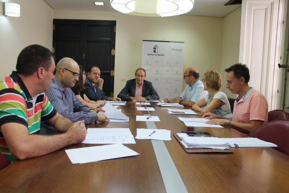 Galería Multimedia27/09/2018Consejería de Economía, Empresas y EmpleoAlbaceteTras la reunión de la Comisión Provincial de Seguridad y Salud Laboral de AlbaceteEl índice de incidencia en siniestralidad laboral desciende un 4,4 por ciento en la provincia de Albacete durante el primer semestre de 2018El director provincial de Economía, Empresas y Empleo de Albacete ha trasladado hoy el descenso del 0,9 por ciento del número accidentes ocurridos durante la jornada laboral, -en valores absolutos-, el aumento del 4,4 por ciento de accidentes in itínere, y la reducción del 0,4 por ciento en el conjunto total de accidentes laborales, registrados todos ellos en el primer semestre de 2018, con respecto al mismo periodo del año anterior.
 
Nicolás Merino ha resaltado que el índice de incidencia ha disminuido en todos los sectores económicos, “en un contexto de crecimiento del 3,6 por ciento en la población afiliada, con 3.858 trabajadoras y trabajadores más que en el año anterior”. 
Albacete, 27 de septiembre de 2018- La Comisión Provincial de Seguridad y Salud Laboral de Albacete ha trasladado hoy el descenso del 0,9 por ciento del número accidentes ocurridos durante la jornada laboral, en valores absolutos, registrados en el primer semestre de 2018, con respecto al mismo periodo del año anterior.
 
Además, este organismo institucional reunido en la Casa Perona, sede de la Delegación de la Junta en Albacete, también ha informado del aumento del 4,4 por ciento de accidentes in itínere, y la reducción del 0,4 por ciento en el conjunto total de accidentes laborales, contabilizados de enero a julio de este año, en relación al primer semestre de 2017.
 
El director provincial de Economía, Empresas y Empleo, Nicolás Merino ha presidido hoy esta Comisión de Seguridad y Salud Laboral, y ha subrayado que los datos en el índice de incidencia (número de accidentes por cada 100.000 trabajadores), durante el primer semestre de 2018 en la provincia de Albacete, han alcanzado el valor de 1.678,9 frente a valor de 1.755,8 del mismo periodo del año 2017, suponiendo un descenso del 4,4 por ciento.
 
En función de la gravedad, el director provincial de la Consejería de Economía, Empresas y Empleo también ha resaltado que el índice de incidencia ha descendido en los accidentes leves en jornada, en un 4,5%, -19 accidentes menos que en el mismo periodo de 2017-; aumenta un 17,2% en los accidentes graves, -con 3 accidentes más-; y con respecto a accidentes mortales, en este primer semestre se ha comunicado un accidente laboral, y de enero a agosto del año pasado, se registraron dos víctimas mortales en nuestra provincia.
 
Merino ha afirmado que el índice de incidencia ha disminuido en la provincia de Albacete en todos los sectores económicos, siendo la construcción la que mayor porcentaje de descenso ha protagonizado, con un 7,8 por ciento, mientras que el sector Servicios ha descendido en un 4,9 por ciento, Agricultura un 3,5 por ciento, e Industria ha sufrido un descenso del 3,5 por ciento.
 
“Todos estos datos en un contexto de crecimiento del 3,6 por ciento en la población afiliada, con 3.858 trabajadoras y trabajadores más expuestos que en el año anterior”, ha asegurado el director provincial de Empleo.
 Balance de Acciones de Prevención
 
En otro orden de cuestiones, la Comisión provincial de Seguridad y Salud Laboral de Albacete, en la que también ha estado presente la directora Provincial de Sanidad, Blanca Hernández, el jefe de Inspección provincial de Trabajo y Seguridad Social, José Antonio Moreno, y representantes de la Confederación de Empresarios de Albacete (FEDA) y las organizaciones sindicales CCOO y UGT, ha revisado Plan de actuación de los Técnicos Habilitados, contabilizando 152 visitas en obras de construcción y asesorado a 131 empresas; el Plan Reduce (Plan de Actuación en empresas de potencial siniestralidad), con 107 visitas a empresas, tutelando la investigación de 49 accidentes y controlando la subsanación de sus causas.
 
Este organismo también ha remarcado que 73 empresas han recibido las visitas de los técnicos de prevención de la Dirección Provincial de Economía, Empresas y  Empleo.
 
Durante el primer semestre de 2018, se han tramitado un total de 28 planes de retirada de amianto, se han visitado 12 de las obras en las que se realiza la retirada de dicho material, y se han investigado 24 accidentes con el fin de determinar las causas de los mismos, emitiendo 21 informes de subsanación en relación con  dichas causas en orden a prevenir su repetición.
 
Así mismo, se han desarrollado 33 actuaciones de asesoramiento y control de las condiciones materiales de centros de trabajo mediante microprogramas de actuación en empresas de pequeño tamaño dedicadas al sector del comercio al por mayor, industria del ajo, industria del champiñón e industria de artes gráficas.
 
Según el Registro de empresas acreditadas en el sector de la construcción de Castilla La Mancha (REA), de aplicación  a las empresas con domicilio social en la región que pretendan ser contratadas o subcontratadas para trabajos en obras de construcción, en todos los ámbitos, incluido el de aplicación de la legislación de contratos del sector público, cabe señalar que se han tramitado 131 solicitudes de inscripción y 96 solicitudes de renovación.
 
Por otro lado, se ha tramitado la habilitación de 558 libros de subcontratación, así como el registro y tramitación de 1381 comunicaciones de apertura de centro de trabajo, 1001 de las cuales fueron de obras de construcción.
 
Cabe destacar la colaboración durante este semestre de la Dirección Provincial con diferentes entidades en acciones de divulgación de la cultura preventiva, tales como la impartición de charlas en institutos de educación secundaria, la colaboración con el sindicato Comisiones Obreras en el programa “Delegado Dinamiza Prevención”, o el intercambio de información sobre siniestralidad con la Jefatura Provincial de Tráfico, entre otras.

      


      
      
    
    Enlace permanente: https://www.castillalamancha.es/node/278389
    

  
  





  
                
    
    
          

  
  





  
                
    
    
      
        
  
  
      
      
Galer&iacutea Multimedia

  
      
          
  
Comisión provincial de Seguridad y Salud Laboral de AlbaceteDescargar