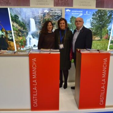 Galería Multimedia07/11/2017JCCMAlbaceteEn el marco de la World Travel Market (WTM) de Londres, y en la Oficina Económica y Comercial de la Embajada de España en la capital británicaLa provincia de Albacete mantiene su referencia como destino prioritario de turismo rural experimentando un crecimiento del 4,4 por cientoEl delegado de la Junta en Albacete ha apuntado que durante el presente año 2017 se han registrado 132.918 pernoctaciones en la provincia, y ha destacado la estabilidad que existe en el número de viajeros con un incremento del 13,2 por ciento.
 
Pedro Antonio Ruiz Santos ha resaltado el protagonismo que tiene la Sierra del Segura en el espacio de la Comunidad Autónoma en el Pabellón de Turespaña en Londres, además de otros atractivos que tiene el turismo albaceteño bajo el título “Castilla-La Mancha some where in your life” como la Sierra de Alcaraz,  La Manchuela, los Parques Naturales de los Calares del Río Mundo y de la Sima, y las Lagunas de Ruidera, o las tradiciones y fiestas singulares en el Corredor de Almansa, los Campos de Hellín, la Mancha albaceteña, y Albacete capital.
Albacete, 7 de noviembre de 2017.- La provincia de Albacete sigue siendo un referente en ocupación de alojamientos de turismo rural experimentando un crecimiento del 4,4 por ciento en términos interanuales, con respecto al pasado año 2016, gracias a las 132.918 pernoctaciones registradas de enero a septiembre.
 
Por otro lado, nuestra provincia mantiene su estabilidad en el incremento del número de viajeros con un alza del 13,2 por ciento en septiembre, y aproximándose a los 53.000 visitantes alojados durante todo el presente 2017, de los que el 10 por ciento proceden del extranjero, según los últimos datos del INE.
 
El Gobierno de Castilla-La Mancha ha resaltado el protagonismo que tiene el conjunto de la Comunidad Autónoma en los principales mercados turísticos y el excelente posicionamiento que la provincia de Albacete ha logrado en turismo rural, con una infraestructura de más de 820 casas rurales, más del 50 por ciento del conjunto de la Región.
 
Así lo ha puesto de manifiesto el delegado de la Junta en Albacete, Pedro Antonio Ruiz Santos durante su visita al marco de la World Travel Market (WTM) de Londres, donde Castilla-La Mancha tiene un espacio propio en el Pabellón de Turespaña, entre los que adquiere especial protagonismo la belleza paisajística y el reclamo turístico que tiene la Sierra del Segura, cuya campaña de promoción se ha desarrollado en importantes ciudades españolas como Madrid, Barcelona, Valencia, Murcia y Alicante, además de Albacete capital y provincia.
 
Ruiz Santos ha acompañado junto a la diputada provincial de Turismo y alcaldesa de Elche de la Sierra, Raquel Ruiz a la delegación de la Junta de Comunidades en este World Travel Market y en la presentación de ‘Castilla-La Mancha como destino de inversión’, en la Oficina Económica y Comercial de la Embajada de España en Londres, encabezada por la consejera de Economía, Empresas y Empleo, Patricia Franco; quién ha apuntado que un 8 por ciento del total de turistas extranjeros son británico, siendo el segundo país en importancia como emisor de viajeros.
 
El delegado de la Junta también ha detallado que bajo el título “Castilla-La Mancha some where in your life” se han expuesto algunos atractivos turísticos de especial relevancia del conjunto de la Comunidad Autónoma y de Albacete, como la Sierra de Alcaraz, la promoción de La Manchuela dentro de las ofertas de enoturismo y gastronomía; los Parques Naturales de los Calares del Río Mundo y de la Sima, y de las Lagunas de Ruidera, o las tradiciones y fiestas singulares en el Corredor de Almansa, los Campos de Hellín, la Mancha albaceteña, además del especial peso que tiene la Feria de Albacete.
 
Finalmente, Ruiz Santos ha defendido la planificación recogida en el Plan Estratégico de Turismo 2015-2019 impulsado por el Gobierno regional, con el que se ha pretendido buscar una colaboración de todos los agentes involucrados en este importante sector económico para la provincia albaceteña.
 

      


      
      
    
    Enlace permanente: https://www.castillalamancha.es/node/259808
    

  
  





  
                
    
    
          

  
  





  
                
    
    
      
        
  
  
      
      
Galer&iacutea Multimedia

  
      
          
  
Presencia de Albacete en World Travel Market de Londres DescargarPresencia de Albacete en World Travel Market de Londres DescargarPresencia de Albacete en World Travel Market de Londres Descargar