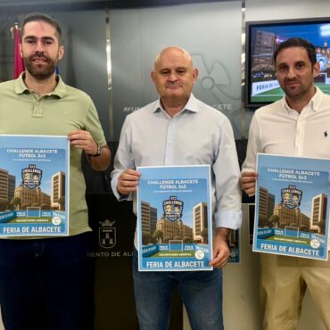La Feria Deportiva acerca el fútbol a los más pequeños en el Altozano.

El conc...