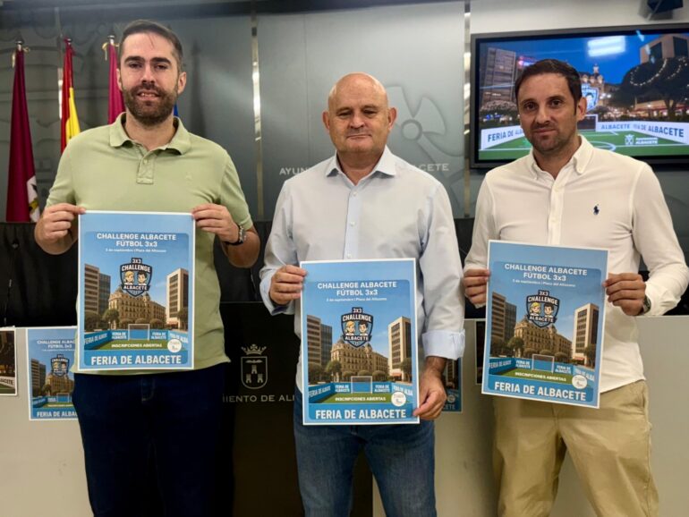 La Feria Deportiva acerca el fútbol a los más pequeños en el Altozano.

El conc...