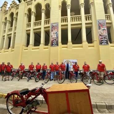 Las motos Guzzi regresan un año más a la explanada de la Plaza de Toros de Albac...