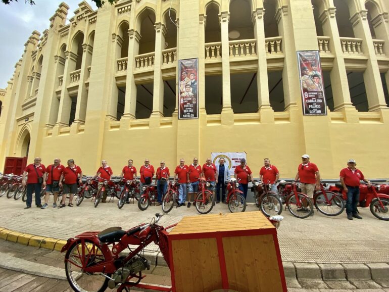 Las motos Guzzi regresan un año más a la explanada de la Plaza de Toros de Albac...