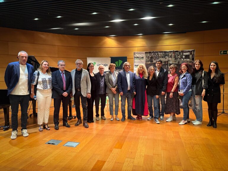 𝐋𝐚 𝐩𝐨𝐞𝐬𝐢́𝐚 𝐬𝐞 𝐝𝐚 𝐜𝐢𝐭𝐚 𝐞𝐧 𝐀𝐥𝐛𝐚𝐜𝐞𝐭𝐞

El Aula de Cultura de Unicaja ha acogido la g...