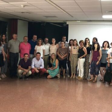 Galería Multimedia16/07/2018Consejería de Bienestar SocialAlbaceteTras el encuentro informativo desarrollado en la Residencia de Mayores “Paseo de la Cuba” de Albacete capital, donde se ha presentado este “mapa de actuación en 3 Zonas Geográficas”El Gobierno regional activa un servicio de envejecimiento activo para zonas rurales en 23 municipios de la provincia de AlbaceteLa Consejería de Bienestar Social ha elegido 16 localidades de la denominada zona de Inversión Territorial Integrada (ITI), de los que 10 pueblos dependen de la comarca de la Sierra de Alcaraz y Campos de Montiel (Alcaraz, Povedilla, Villapalacios, Lezuza, El Ballestero, Ossa de Montiel, Balazote, Vianos, Salobre y Viveros); y 6 localidades pertenecen a la Sierra del Segura (Elche de la Sierra, Yeste, Riópar, Bogarra, Nerpio y Molinicos) para la implantación de este Programa. Además, se crea una “Zona Centro” con otros 7 municipios (Chinchilla, Pozocañada, Albatana, Ontur, Fuenteálamo, Tarazona de la Mancha y Villalgordo del Júcar).
 
La directora provincial de Bienestar Social, Antonia Coloma ha resaltado que extender este eje del Marco de Envejecimiento Activo persigue garantizar en condiciones de igualdad, los servicios de fomento de la autonomía personal, la atención personalizada y la protección de derechos de las personas mayores, en zonas rurales y con menor densidad de población.
 
Esta experiencia piloto cuenta con la participación de las dos entidades privadas sin ánimo de lucro como son la Asociación para la cultura y el ocio de la tercera edad (ACOTE) y la Asociación de Mujeres para la Formación y el Desarrollo  (AMFORMAD). 
Albacete, 16 de julio de 2018- El Gobierno regional activa un servicio de envejecimiento activo para zonas rurales en 23 municipios de la provincia de Albacete, con el objetivo de extender estos programas de mejora integral de los aspectos físicos, psicológicos y sociales de las personas mayores, poniendo a disposición de estas localidades, actuaciones para el fomento de la autonomía personal y promoviendo recursos saludables.
 
La selección de las poblaciones destinatarias de envejecimiento activo en el medio rural responden a la definición de áreas geográficas con necesidades específicas de desarrollo. En total, la Dirección provincial de Bienestar Social ha establecido 3 Zonas en la provincia de Albacete.
 Zonas ITI y Centro para extender este Servicio de Envejecimiento Activo
 
Así, la Consejería de Bienestar Social ha elegido 16 municipios de la denominada zona de Inversión Territorial Integrada (ITI), de los que 10 pueblos dependen a la comarca de la Sierra de Alcaraz y Campos de Montiel (Alcaraz, Povedilla, Villapalacios, Lezuza, El Ballestero, Ossa de Montiel, Balazote, Vianos, Salobre y Viveros); y 6 localidades pertenecen a la comarca de la Sierra del Segura (Elche de la Sierra, Yeste, Riópar, Bogarra, Nerpio y Molinicos”.
 
Además, el Ejecutivo autonómico ha elegido una tercera zona denominada “Zona Centro” por mayor proximidad a Albacete capital, pero con una población mayor considerable para extender este servicio a otros 7 municipios (Chinchilla, Pozocañada, Albatana, Ontur, Fuenteálamo, Tarazona de la Mancha y Villalgordo del Júcar).
 Entidades sin Ánimo de Lucro en la colaboración
 
Esta experiencia piloto ha sido presentada hoy, en una Jornada Informativa realizada en la Residencia del Paseo de la Cuba, en la que también han participado las dos entidades privadas sin ánimo de lucro que participarían de este nuevo servicio, como son la Asociación para la cultura y el ocio de la tercera edad (ACOTE) y la Asociación de Mujeres para la Formación y el Desarrollo  (AMFORMAD).
 
Ambos colectivos que cuentan con una subvención conjunta de 115.000 euros, de la que ACOTE recibe 42.000 euros en este ejercicio 2018, y AMFORMAD 73.000 euros, han pedido la colaboración de los Ayuntamientos de estas localidades para la prestación del servicio, disponer de un espacio y contar con la implicación de las Entidades Locales para que las actividades se adaptan a las características de cada municipio y cuenten con la dinamización de sus servicios sociales.
 
La directora provincial de Bienestar Social, Antonia Coloma ha estado presente este encuentro informativo y ha recordado que con este proyecto “se pretende persigue garantizar en condiciones de igualdad, los servicios de fomento de la autonomía personal, la atención personalizada y la protección de derechos de las personas mayores, en zonas rurales y con menor densidad de población”.
 
Coloma ha trasladado que es uno de los objetivos del Gobierno regional seguir ampliando servicios en el medio rural, y ha recordado que este “mapa de actuación del Envejecimiento Activo” es complementario a otras iniciativas como la Red de Centros de Mayores, y programas como el acceso a las nuevas tecnologías, podología itinerante, y los talleres “Ven a poner tu Mente en Forma”, y “Ven a poner tu Cuerpo en Forma”. 
 

      


      
      
    
    Enlace permanente: https://www.castillalamancha.es/node/274990
    

  
  





  
                
    
    
          

  
  





  
                
    
    
      
        
  
  
      
      
Galer&iacutea Multimedia

  
      
          
  
Presentación Programa de Envejecimiento Activo en Zonas RuralesDescargarPresentación Programa de Envejecimiento Activo en Zonas RuralesDescargarPresentación Programa de Envejecimiento Activo en Zonas RuralesDescargar