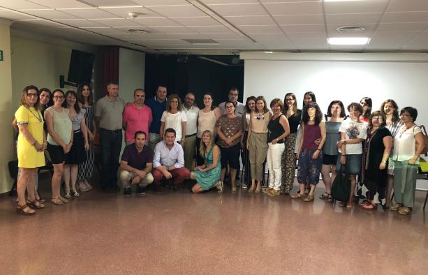 Galería Multimedia16/07/2018Consejería de Bienestar SocialAlbaceteTras el encuentro informativo desarrollado en la Residencia de Mayores “Paseo de la Cuba” de Albacete capital, donde se ha presentado este “mapa de actuación en 3 Zonas Geográficas”El Gobierno regional activa un servicio de envejecimiento activo para zonas rurales en 23 municipios de la provincia de AlbaceteLa Consejería de Bienestar Social ha elegido 16 localidades de la denominada zona de Inversión Territorial Integrada (ITI), de los que 10 pueblos dependen de la comarca de la Sierra de Alcaraz y Campos de Montiel (Alcaraz, Povedilla, Villapalacios, Lezuza, El Ballestero, Ossa de Montiel, Balazote, Vianos, Salobre y Viveros); y 6 localidades pertenecen a la Sierra del Segura (Elche de la Sierra, Yeste, Riópar, Bogarra, Nerpio y Molinicos) para la implantación de este Programa. Además, se crea una “Zona Centro” con otros 7 municipios (Chinchilla, Pozocañada, Albatana, Ontur, Fuenteálamo, Tarazona de la Mancha y Villalgordo del Júcar).
 
La directora provincial de Bienestar Social, Antonia Coloma ha resaltado que extender este eje del Marco de Envejecimiento Activo persigue garantizar en condiciones de igualdad, los servicios de fomento de la autonomía personal, la atención personalizada y la protección de derechos de las personas mayores, en zonas rurales y con menor densidad de población.
 
Esta experiencia piloto cuenta con la participación de las dos entidades privadas sin ánimo de lucro como son la Asociación para la cultura y el ocio de la tercera edad (ACOTE) y la Asociación de Mujeres para la Formación y el Desarrollo  (AMFORMAD). 
Albacete, 16 de julio de 2018- El Gobierno regional activa un servicio de envejecimiento activo para zonas rurales en 23 municipios de la provincia de Albacete, con el objetivo de extender estos programas de mejora integral de los aspectos físicos, psicológicos y sociales de las personas mayores, poniendo a disposición de estas localidades, actuaciones para el fomento de la autonomía personal y promoviendo recursos saludables.
 
La selección de las poblaciones destinatarias de envejecimiento activo en el medio rural responden a la definición de áreas geográficas con necesidades específicas de desarrollo. En total, la Dirección provincial de Bienestar Social ha establecido 3 Zonas en la provincia de Albacete.
 Zonas ITI y Centro para extender este Servicio de Envejecimiento Activo
 
Así, la Consejería de Bienestar Social ha elegido 16 municipios de la denominada zona de Inversión Territorial Integrada (ITI), de los que 10 pueblos dependen a la comarca de la Sierra de Alcaraz y Campos de Montiel (Alcaraz, Povedilla, Villapalacios, Lezuza, El Ballestero, Ossa de Montiel, Balazote, Vianos, Salobre y Viveros); y 6 localidades pertenecen a la comarca de la Sierra del Segura (Elche de la Sierra, Yeste, Riópar, Bogarra, Nerpio y Molinicos”.
 
Además, el Ejecutivo autonómico ha elegido una tercera zona denominada “Zona Centro” por mayor proximidad a Albacete capital, pero con una población mayor considerable para extender este servicio a otros 7 municipios (Chinchilla, Pozocañada, Albatana, Ontur, Fuenteálamo, Tarazona de la Mancha y Villalgordo del Júcar).
 Entidades sin Ánimo de Lucro en la colaboración
 
Esta experiencia piloto ha sido presentada hoy, en una Jornada Informativa realizada en la Residencia del Paseo de la Cuba, en la que también han participado las dos entidades privadas sin ánimo de lucro que participarían de este nuevo servicio, como son la Asociación para la cultura y el ocio de la tercera edad (ACOTE) y la Asociación de Mujeres para la Formación y el Desarrollo  (AMFORMAD).
 
Ambos colectivos que cuentan con una subvención conjunta de 115.000 euros, de la que ACOTE recibe 42.000 euros en este ejercicio 2018, y AMFORMAD 73.000 euros, han pedido la colaboración de los Ayuntamientos de estas localidades para la prestación del servicio, disponer de un espacio y contar con la implicación de las Entidades Locales para que las actividades se adaptan a las características de cada municipio y cuenten con la dinamización de sus servicios sociales.
 
La directora provincial de Bienestar Social, Antonia Coloma ha estado presente este encuentro informativo y ha recordado que con este proyecto “se pretende persigue garantizar en condiciones de igualdad, los servicios de fomento de la autonomía personal, la atención personalizada y la protección de derechos de las personas mayores, en zonas rurales y con menor densidad de población”.
 
Coloma ha trasladado que es uno de los objetivos del Gobierno regional seguir ampliando servicios en el medio rural, y ha recordado que este “mapa de actuación del Envejecimiento Activo” es complementario a otras iniciativas como la Red de Centros de Mayores, y programas como el acceso a las nuevas tecnologías, podología itinerante, y los talleres “Ven a poner tu Mente en Forma”, y “Ven a poner tu Cuerpo en Forma”. 
 

      


      
      
    
    Enlace permanente: https://www.castillalamancha.es/node/274990
    

  
  





  
                
    
    
          

  
  





  
                
    
    
      
        
  
  
      
      
Galer&iacutea Multimedia

  
      
          
  
Presentación Programa de Envejecimiento Activo en Zonas RuralesDescargarPresentación Programa de Envejecimiento Activo en Zonas RuralesDescargarPresentación Programa de Envejecimiento Activo en Zonas RuralesDescargar