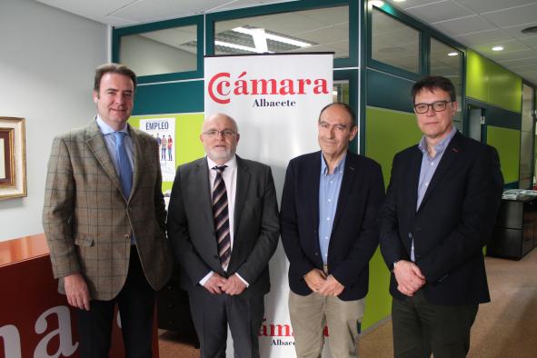 Galería Multimedia15/01/2019Consejería de Economía, Empresas y EmpleoAlbaceteTras el sorteo de las empresas que forman parte de la Junta Electoral, en la sede de la Cámara de Comercio de AlbaceteEl Gobierno regional reconoce la labor de la Comisión Gestora de la Cámara de Comercio de Albacete para devolver “estabilidad y equilibrio económico a esta Institución”La Cámara de Comercio e Industria de Albacete ha procedido hoy a convocar las elecciones para la renovación de los miembros de su Plenario y conformar la Junta Electoral, órgano con representación del Gobierno de Castilla-La Mancha, la Confederación de Empresarios de Albacete (FEDA), y tres empresas albaceteñas que han salido elegidas mediante un sorteo público de 18 empresas, tal y como marca la Ley de Cámaras en un proceso que finalizará el 2 de mayo.
 
El delegado de la Junta, Pedro Antonio Ruiz Santos ha subrayado que la mejor forma de conmemorar los 120 años de historia de la Cámara de Comercio es convocar estas elecciones, y ha reconocido el trabajo desarrollado desde enero de 2014, bajo la presidencia del director general de Empresas, Competitividad e Internacionalización, Javier Rosell; y sus tres vocales como han sido el director provincial de Economía, Empresas y Empleo, Nicolás Merino; el director provincial de Hacienda y Administraciones Públicas, Enrique Sánchez; y el vicepresidente de FEDA, Juan Martínez.
 
La Comisión Gestora finaliza su periodo con 14 reuniones mantenidas desde octubre de 2015, autorizando acciones financieras, con la aprobación de las diferentes cuentas anuales, firmando el convenio con la Cámara de Comercio de España, y dando cobertura a las actuaciones de prestación de servicios para las 47.000 empresas existentes en provincia, con certificados de origen y cuadernos ATA. 
Albacete, 15 de enero de 2019.- La Cámara de Comercio e Industria de Albacete ha procedido hoy a convocar las elecciones para la renovación de los miembros de su Plenario y conformar la Junta Electoral, órgano con representación del Gobierno de Castilla-La Mancha, la Confederación de Empresarios de Albacete (FEDA), y tres empresas albaceteñas que han salido elegidas mediante un sorteo público de 18 empresas, realizado en la sede de esta Institución cameral.
 
El próximo lunes, 21 de enero, se constituirá oficialmente la Junta Electoral; el 28 de enero, se abrirá el plazo para la presentación de las candidaturas; el 4 de febrero se proclamarán oficialmente las candidaturas; el 25 de marzo se celebrarán las elecciones y el recuento del escrutinio; el 29 de marzo tomarán posesión de los nuevos miembros; y finalmente, el 2 de mayo, se constituirá el nuevo Pleno de la Cámara de Comercio de Albacete.
 Comisión Gestora de la Cámara de Comercio
 
Así lo ha trasladado el delegado de la Junta en Albacete, Pedro Antonio Ruiz Santos, tras el sorteo de las empresas de la Junta Electoral, reconociendo la labor que ha venido desarrollando la Comisión Gestora, desde el 22 de enero del año 2014, bajo la presidencia del director general de Empresas, Competitividad e Internacionalización, Javier Rosell; y tres vocales como han sido el director provincial de Economía, Empresas y Empleo, Nicolás Merino; el director provincial de Hacienda y Administraciones Públicas, Enrique Sánchez; y el vicepresidente de FEDA, Juan Martínez.
 
Ruiz Santos ha afirmado que gracias al trabajo de esta Comisión Gestora “se ha recuperado la estabilidad y el equilibrio económico de la que carecía la Cámara de Comercio durante años”, y ha puesto como ejemplo, las 14 reuniones mantenidas desde octubre de 2015, las diferentes acciones financieras emprendidas, la aprobación de las diferentes cuentas anuales y obligaciones formaciones como la firma con la Cámara de Comercio de España, y dando cobertura a las actuaciones de prestación de servicios para las 47.000 empresas existentes en provincia, con certificados de origen, y cuadernos ATA, entre otros.
 Trayectoria desde 2013 hasta este año que cumple su 120 Aniversario
 
Durante la atención a medios, el delegado de la Junta en Albacete, Pedro Antonio Ruiz Santos ha apuntado que precisamente la Cámara de Comercio de Albacete cumple 120 años, tras su constitución original en 1899, e inicia hoy “una nueva andadura”, tras la convocatoria de estas elecciones, tal y como refleja la resolución publicada en el Diario Oficial de Castilla-La Mancha y la Ley de Cámaras, aprobada por unanimidad en las Cortes regionales.
 
El representante del Ejecutivo de Castilla-La Mancha ha recordado que la Cámara de Comercio e Industria de Albacete tuvo una época “difícil”, tras la decisión de la Consejería de Empleo y Economía de disolver los órganos de gestión de la Institución cameral albaceteña, en el año 2013 por la dimisión de gran número de sus miembros, y abriendo un proceso electoral en septiembre de ese año, en el que no hubo candidaturas, ni aceptaron las empresas que se nombraron por sorteo.
 
“Ahora estamos muy orgullosos del trabajo realizando como Administración tutelante y convencidos de que quién recoja el testigo lo hará con la fuerza que tiene el tejido empresarial de la provincia de Albacete”, ha aseverado Ruiz Santos.
 Junta Electoral de la Cámara de Comercio de Albacete 
 
A partir de hoy, la Junta Electoral estará presidida por el director provincial de Economía, Empresas y Empleo, Nicolás Merino, acompañada de la Jefatura de Servicio de Incentivación y FEDA, y regulará la presentación de candidaturas y la proclamación de candidatos; la utilización del voto por correo, las mesas electorales, las votaciones presenciales, el escrutinio y la proclamación de resultados, toma de posesión, constitución de los Plenos camerales y finalmente, la elección de los nuevos representantes de los órganos de gobierno de las cámaras.
 
El director provincial de Economía, Empresas y Empleo, Nicolás Merino ha trasladado que una vez finalice el periodo electoral, la Cámara de Comercio de Albacete se encuentra en condiciones de “retomar todas sus funciones”.
 

      


      
      
    
    Enlace permanente: https://www.castillalamancha.es/node/285056
    

  
  





  
                
    
    
          

  
  





  
                
    
    
      
        
  
  
      
      
Galer&iacutea Multimedia

  
      
          
  
Acto de convocatoria elecciones y Junta Electoral de la Cámara de Comercio AlbaceteDescargarActo de convocatoria elecciones y Junta Electoral de la Cámara de Comercio AlbaceteDescargarActo de convocatoria elecciones y Junta Electoral de la Cámara de Comercio AlbaceteDescargar


    
          

  
  Ruiz Santos- Comisión Gestora Cámara de Comercio de AlbaceteDescargar


  
  Ruiz Santos- Elecciones Cámara de Comercio Albacete Descargar


  
  Ruiz Santos- Junta Electoral Cámara de Comercio de AlbaceteDescargar