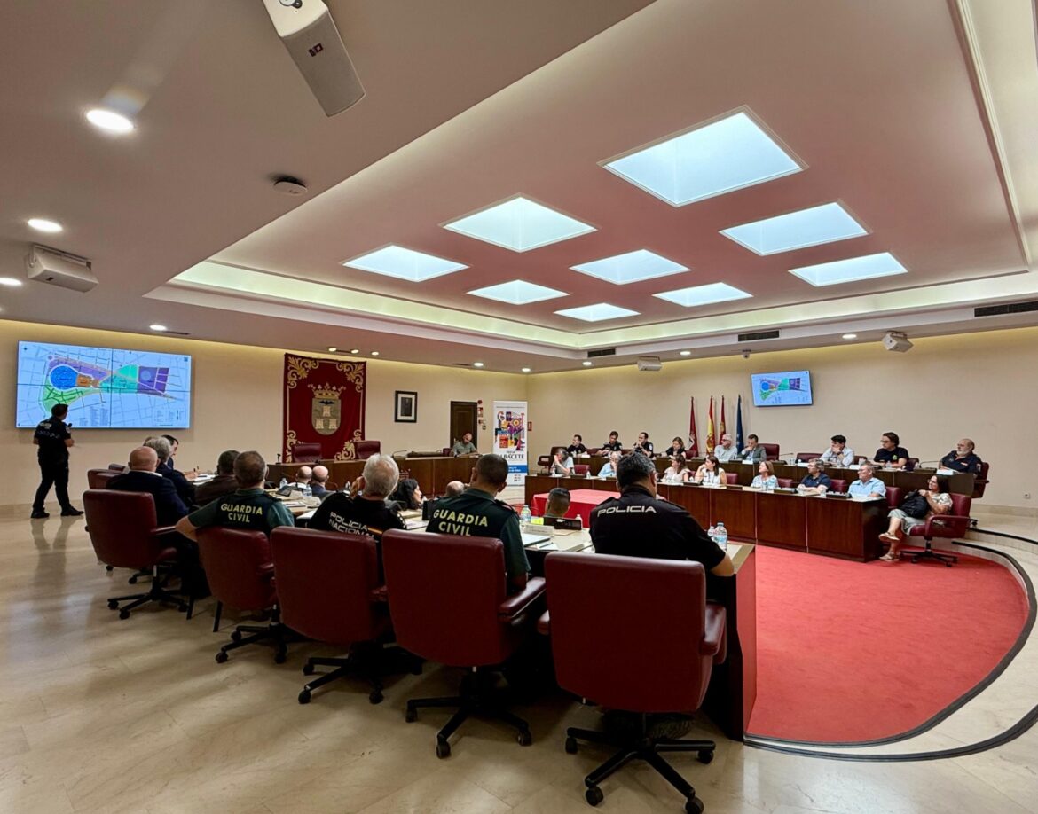 El alcalde de Albacete, Manuel Serrano López , ha presidido la Junta Local de Se...