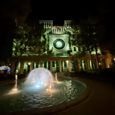 Esta noche, los edificios del Ayuntamiento, Museo de la Cuchillería y Museo Mun...