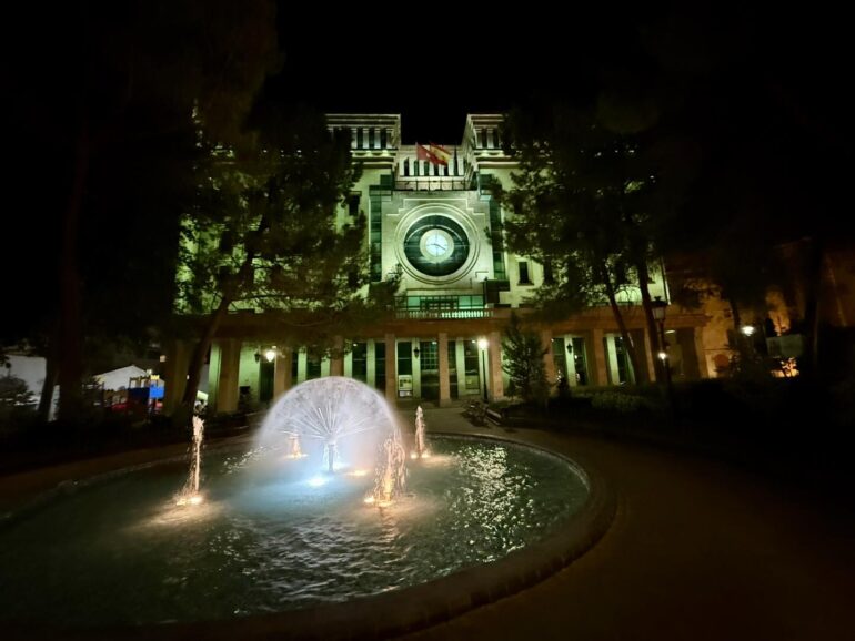 Esta noche, los edificios del Ayuntamiento, Museo de la Cuchillería y Museo Mun...