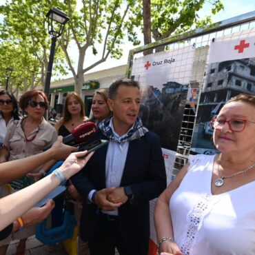 El alcalde Manuel Serrano López  ha inaugurado la exposición de Cruz Roja “Respe...