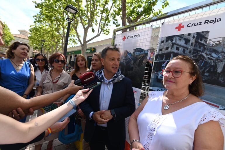 El alcalde Manuel Serrano López  ha inaugurado la exposición de Cruz Roja “Respe...