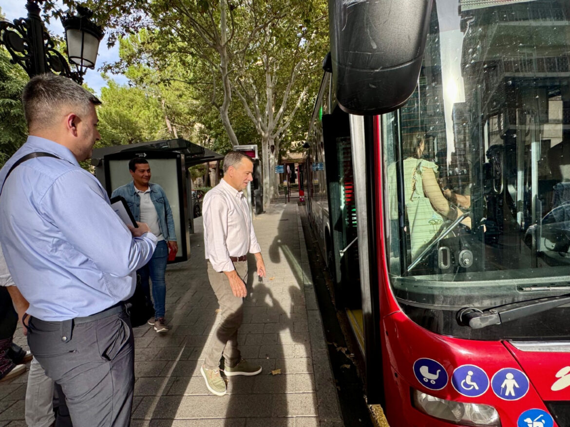 Dentro de la Semana Europea de la Movilidad, el alcalde de Albacete, Manuel Ser...