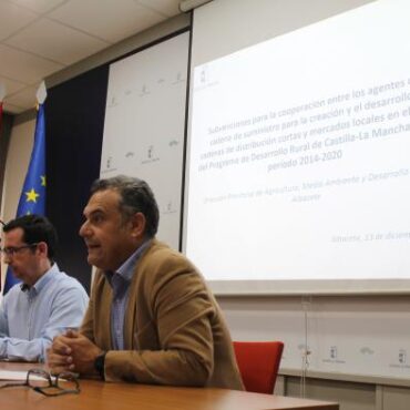 Galería Multimedia13/12/2018Delegación Provincial de Agricultura, Ganadería y Desarrollo Rural en AlbaceteAlbaceteDurante las Jornadas celebradas para informar de las subvenciones aprobadas por el Consejo de Gobierno El Gobierno regional defiende las ventajas económicas, sociales y medioambientales de los canales cortos de comercialización en el sector agroalimentario albaceteñoEl director provincial de Agricultura, Medio Ambiente y Desarrollo Rural ha expuesto el avance que supone apostar por estos “mercados locales para la rentabilidad de las explotaciones agrarias y ganaderas, garantizando la trazabilidad del producto, reduciendo costes de transporte y consumo de combustibles fósiles e identificando a los productores en su territorio”.
 
Manuel Miranda ha instalado a las Organizaciones de Productores, Organizaciones Profesionales Agrarias, Denominaciones de Origen, Grupos de Desarrollo y Acción Local, Asociaciones de Ganaderos de Razas Autóctonas, Cooperativas, Agrupaciones de Consumidores, y Empresarios del Sector Hostelero y Restauración albaceteña a participar en la consolidación de estos canales cortos.
 
La Administración autonómica ha valorado la potencialidad que tiene el sector agroalimentario albaceteño, y ha puesto como ejemplo las cuatro Denominaciones de Origen de Vinos que existen en esta provincia (Manchuela, Almansa, Jumilla y Mancha); o productos ganaderos de calidad como el Cabrito de Raza Blanca Celtibérica, el Cordero Segureño y el Cordero Manchego. 
Albacete, 13 de diciembre de 2018.- El Gobierno de Castilla-La Mancha ha defendido las ventajas “económicas, sociales y medioambientales” de los canales cortos de comercialización del sector agroalimentario, así como su “identificación” por parte del consumidor en el territorio.
 
Así lo ha puesto de manifiesto el director provincial de Agricultura, Medio Ambiente y Desarrollo Rural, Manuel Miranda, durante la Jornada celebrada en la ciudad de Albacete para informar de las subvenciones aprobadas por el Consejo de Gobierno de la Comunidad Autónoma para fomentar la cooperación entre los agentes de la cadena de suministro en estos denominados “mercados locales”, dentro del marco del Programa de Desarrollo Rural de Castilla-La Mancha (2014-2020), y que se elevan a un millón de euros.
 
Durante su intervención, Miranda ha expuesto el avance que suponen estos canales cortos de distribución para “la rentabilidad de las explotaciones agrarias y ganaderas, especialmente aquellas de carácter familiar, garantizando al consumidor poder conocer el origen y la trazabilidad del producto, reduciendo costes de transporte y consumo de combustibles fósiles”.
 
Además, el representante de la Consejería de Agricultura, Medio Ambiente y Desarrollo Rural también ha resaltado la importancia de potenciar estos mercados de proximidad para la “identificación los productores de nuestra tierra”, ha aseverado.
 Jornadas abiertas al sector agroalimentario y potencialidades de Albacete
 
El director provincial de Agricultura, Medio Ambiente y Desarrollo Rural, Manuel Miranda ha explicado que uno de los objetivos de las Jornadas organizadas hoy por la Administración autonómica en la ciudad de Albacete pretenden informar de esta línea de ayudas y su base reguladora a los representantes y agentes involucrados en los canales de distribución agroalimentaria como son las Organizaciones de Productores, Organizaciones Profesionales Agrarias, Denominaciones de Origen, Grupos de Desarrollo y Acción Local, Asociaciones de Ganaderos de Razas Autóctonas, Cooperativas, Agrupaciones de Consumidores, y Empresarios del sector hostelero y restauración albaceteña.  
 
En la atención a los medios, Manuel Miranda ha trasladado la voluntad del Gobierno del presidente Emiliano García-Page por “traer y acercar los magníficos productos agrícolas y ganaderos que existen en provincia de Albacete al mundo urbano y a los grandes municipios  creando relaciones de confianza entre productores y consumidores”.
 
Sobre este aspecto, el director provincial ha explicado que las subvenciones podrán alcanzar hasta los 100.000 euros por proyecto como máximo subvencionable.
 
En este sentido, ha valorado la potencialidad que tiene el sector agroalimentario albaceteño, y ha puesto como ejemplo las cuatro Denominaciones de Origen de Vinos que existen en esta provincia como son Manchuela, Almansa, Jumilla y Mancha; o los productos ganaderos de calidad que existen como el Cabrito de Raza Blanca Celtibérica; o el Cordero Segureño y Manchego, buscando la implicando al sector hostelero y de restauración de Albacete.

      


      
      
    
    Enlace permanente: https://www.castillalamancha.es/node/283685
    

  
  





  
                
    
    
          

  
  





  
                
    
    
      
        
  
  
      
      
Galer&iacutea Multimedia

  
      
          
  
Manuel Miranda en la Jornada Formativa sobre Canales Cortos de Distribución en AlbaceteDescargarManuel Miranda en la Jornada Formativa sobre Canales Cortos de Distribución en AlbaceteDescargar


    
          

  
  Manuel Miranda- Ayudas Canales Cortos 1Descargar