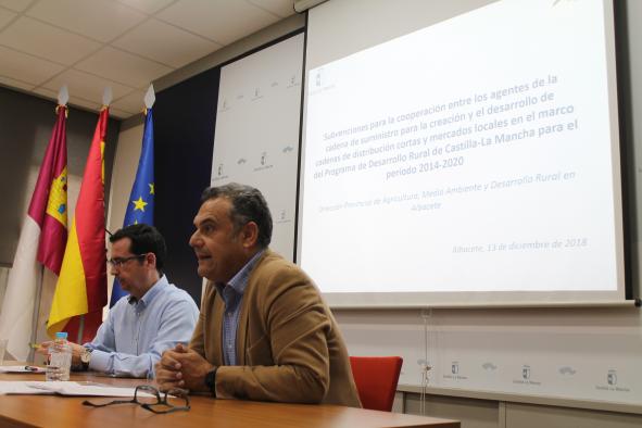 Galería Multimedia13/12/2018Delegación Provincial de Agricultura, Ganadería y Desarrollo Rural en AlbaceteAlbaceteDurante las Jornadas celebradas para informar de las subvenciones aprobadas por el Consejo de Gobierno El Gobierno regional defiende las ventajas económicas, sociales y medioambientales de los canales cortos de comercialización en el sector agroalimentario albaceteñoEl director provincial de Agricultura, Medio Ambiente y Desarrollo Rural ha expuesto el avance que supone apostar por estos “mercados locales para la rentabilidad de las explotaciones agrarias y ganaderas, garantizando la trazabilidad del producto, reduciendo costes de transporte y consumo de combustibles fósiles e identificando a los productores en su territorio”.
 
Manuel Miranda ha instalado a las Organizaciones de Productores, Organizaciones Profesionales Agrarias, Denominaciones de Origen, Grupos de Desarrollo y Acción Local, Asociaciones de Ganaderos de Razas Autóctonas, Cooperativas, Agrupaciones de Consumidores, y Empresarios del Sector Hostelero y Restauración albaceteña a participar en la consolidación de estos canales cortos.
 
La Administración autonómica ha valorado la potencialidad que tiene el sector agroalimentario albaceteño, y ha puesto como ejemplo las cuatro Denominaciones de Origen de Vinos que existen en esta provincia (Manchuela, Almansa, Jumilla y Mancha); o productos ganaderos de calidad como el Cabrito de Raza Blanca Celtibérica, el Cordero Segureño y el Cordero Manchego. 
Albacete, 13 de diciembre de 2018.- El Gobierno de Castilla-La Mancha ha defendido las ventajas “económicas, sociales y medioambientales” de los canales cortos de comercialización del sector agroalimentario, así como su “identificación” por parte del consumidor en el territorio.
 
Así lo ha puesto de manifiesto el director provincial de Agricultura, Medio Ambiente y Desarrollo Rural, Manuel Miranda, durante la Jornada celebrada en la ciudad de Albacete para informar de las subvenciones aprobadas por el Consejo de Gobierno de la Comunidad Autónoma para fomentar la cooperación entre los agentes de la cadena de suministro en estos denominados “mercados locales”, dentro del marco del Programa de Desarrollo Rural de Castilla-La Mancha (2014-2020), y que se elevan a un millón de euros.
 
Durante su intervención, Miranda ha expuesto el avance que suponen estos canales cortos de distribución para “la rentabilidad de las explotaciones agrarias y ganaderas, especialmente aquellas de carácter familiar, garantizando al consumidor poder conocer el origen y la trazabilidad del producto, reduciendo costes de transporte y consumo de combustibles fósiles”.
 
Además, el representante de la Consejería de Agricultura, Medio Ambiente y Desarrollo Rural también ha resaltado la importancia de potenciar estos mercados de proximidad para la “identificación los productores de nuestra tierra”, ha aseverado.
 Jornadas abiertas al sector agroalimentario y potencialidades de Albacete
 
El director provincial de Agricultura, Medio Ambiente y Desarrollo Rural, Manuel Miranda ha explicado que uno de los objetivos de las Jornadas organizadas hoy por la Administración autonómica en la ciudad de Albacete pretenden informar de esta línea de ayudas y su base reguladora a los representantes y agentes involucrados en los canales de distribución agroalimentaria como son las Organizaciones de Productores, Organizaciones Profesionales Agrarias, Denominaciones de Origen, Grupos de Desarrollo y Acción Local, Asociaciones de Ganaderos de Razas Autóctonas, Cooperativas, Agrupaciones de Consumidores, y Empresarios del sector hostelero y restauración albaceteña.  
 
En la atención a los medios, Manuel Miranda ha trasladado la voluntad del Gobierno del presidente Emiliano García-Page por “traer y acercar los magníficos productos agrícolas y ganaderos que existen en provincia de Albacete al mundo urbano y a los grandes municipios  creando relaciones de confianza entre productores y consumidores”.
 
Sobre este aspecto, el director provincial ha explicado que las subvenciones podrán alcanzar hasta los 100.000 euros por proyecto como máximo subvencionable.
 
En este sentido, ha valorado la potencialidad que tiene el sector agroalimentario albaceteño, y ha puesto como ejemplo las cuatro Denominaciones de Origen de Vinos que existen en esta provincia como son Manchuela, Almansa, Jumilla y Mancha; o los productos ganaderos de calidad que existen como el Cabrito de Raza Blanca Celtibérica; o el Cordero Segureño y Manchego, buscando la implicando al sector hostelero y de restauración de Albacete.

      


      
      
    
    Enlace permanente: https://www.castillalamancha.es/node/283685
    

  
  





  
                
    
    
          

  
  





  
                
    
    
      
        
  
  
      
      
Galer&iacutea Multimedia

  
      
          
  
Manuel Miranda en la Jornada Formativa sobre Canales Cortos de Distribución en AlbaceteDescargarManuel Miranda en la Jornada Formativa sobre Canales Cortos de Distribución en AlbaceteDescargar


    
          

  
  Manuel Miranda- Ayudas Canales Cortos 1Descargar
