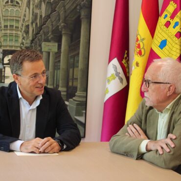 El alcalde de Albacete, Manuel Serrano López , ha recibido al escritor Luis Mate...