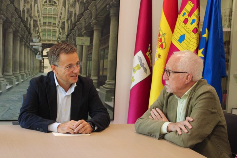 El alcalde de Albacete, Manuel Serrano López , ha recibido al escritor Luis Mate...